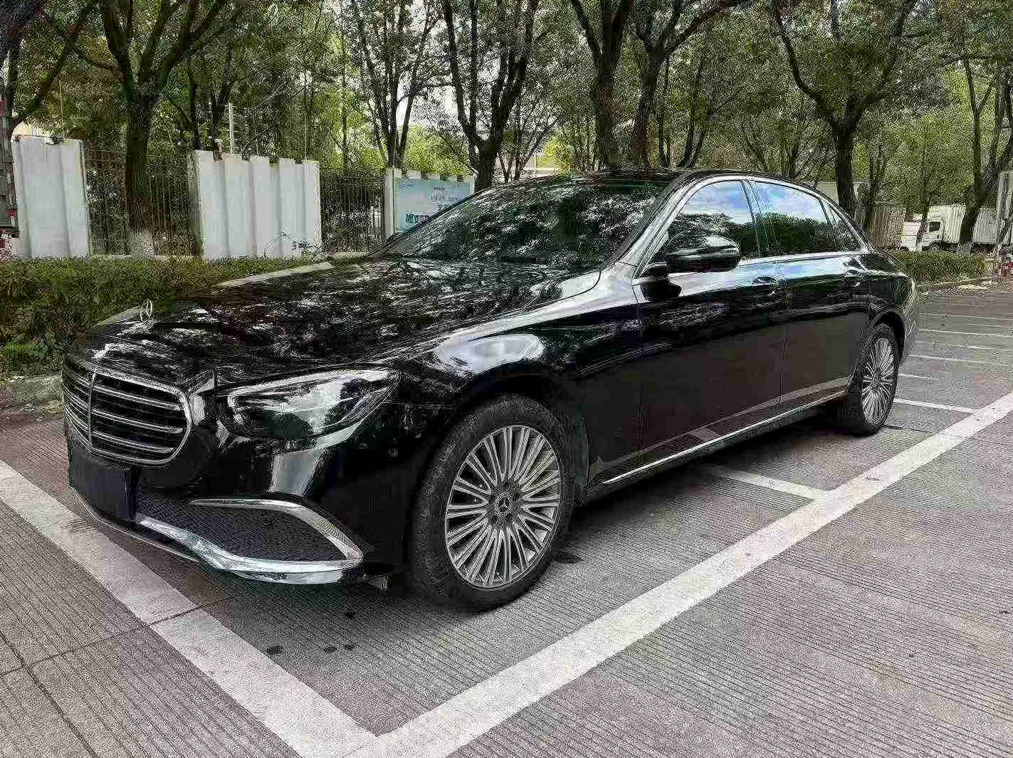 奔驰E 正面外观三