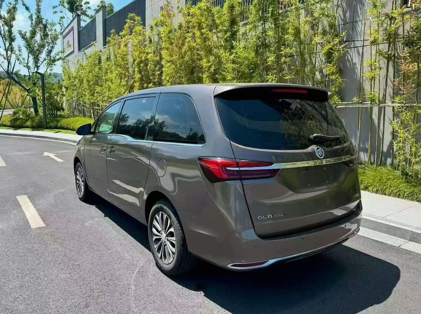 别克GL8 后面外观三