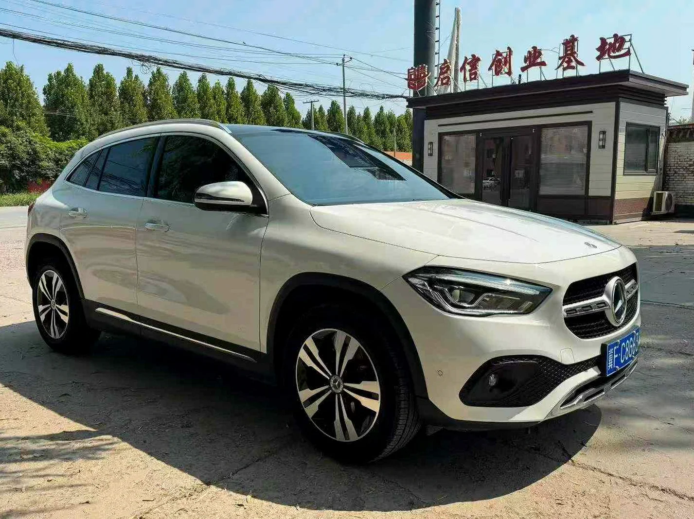 奔驰GLA 正面外观三