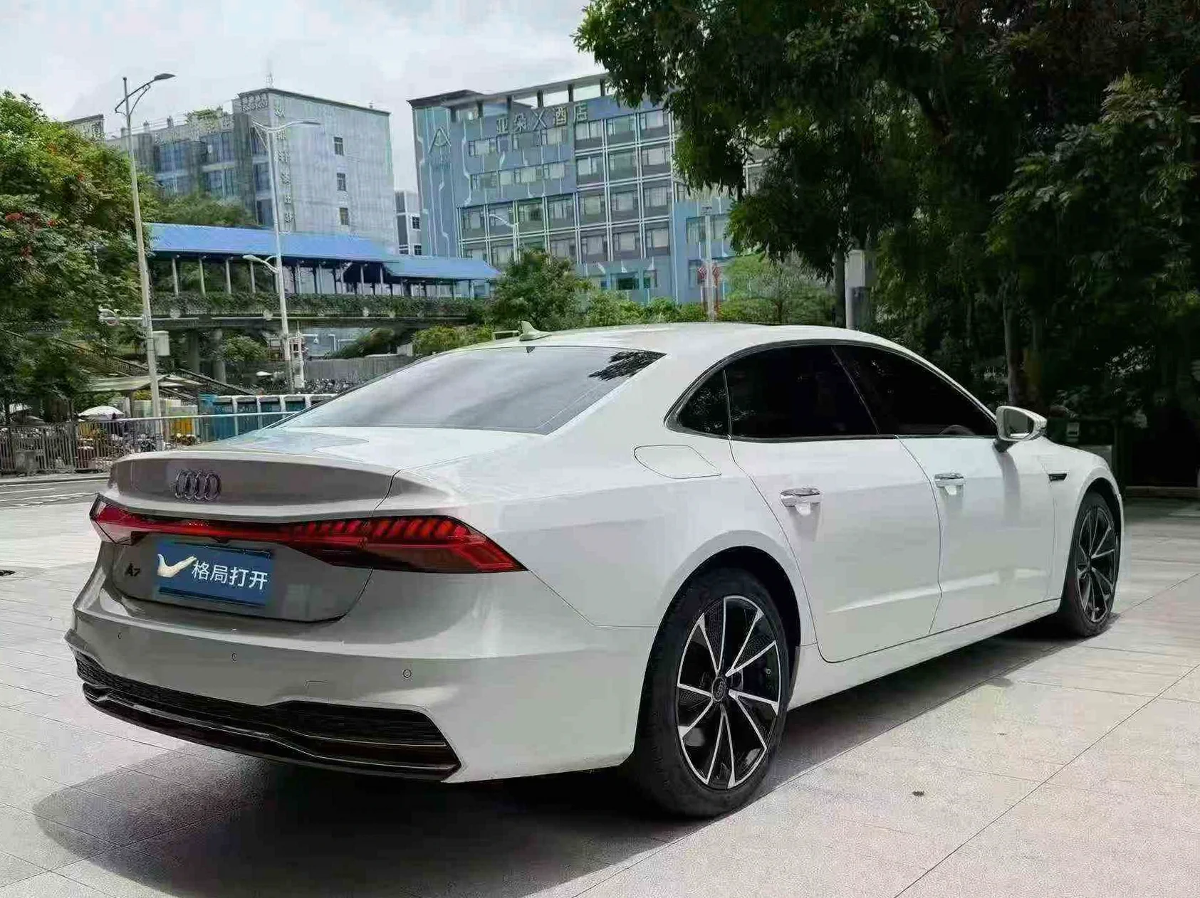 奥迪A7L 后面外观一