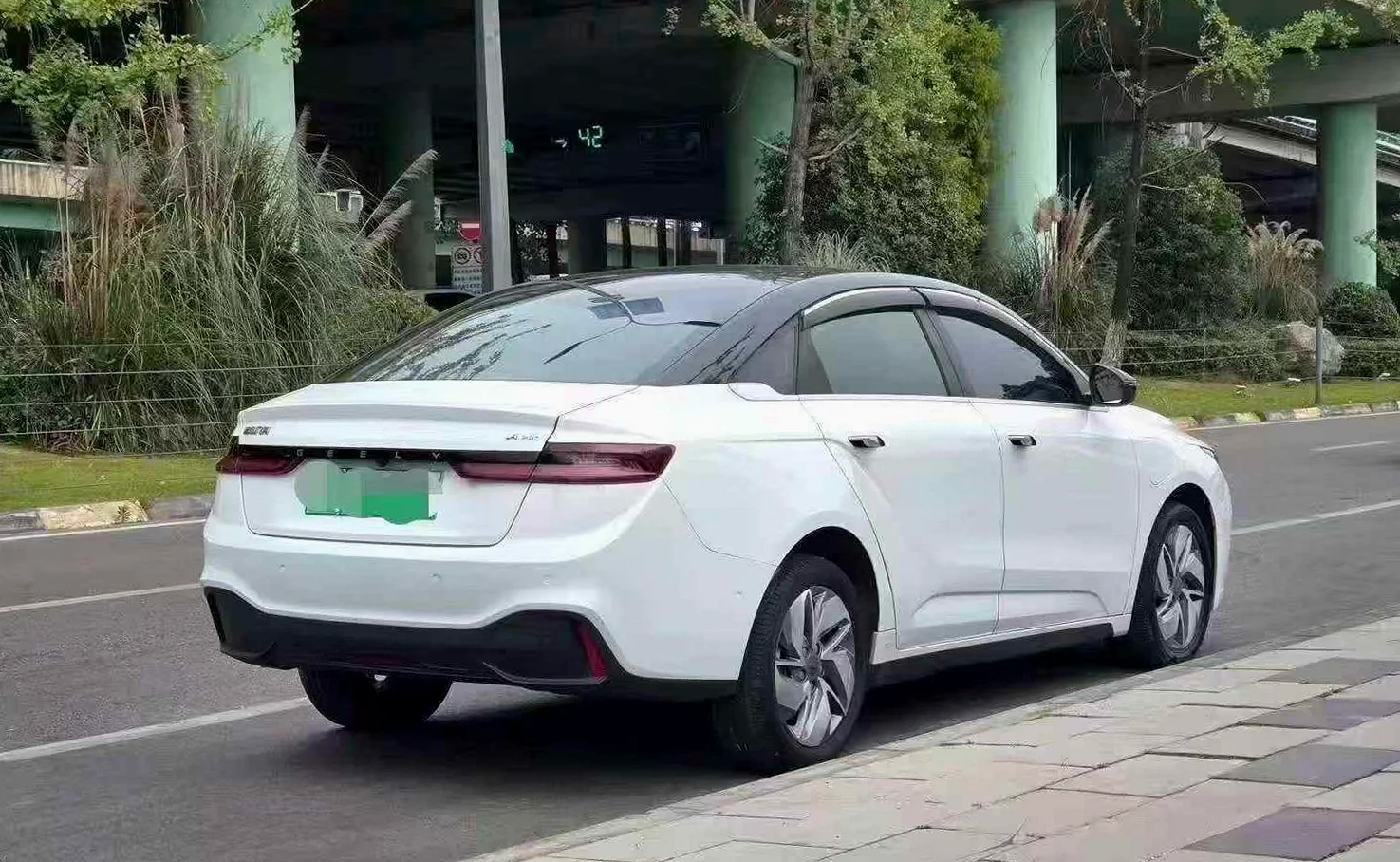 吉利几何 驾驶室
