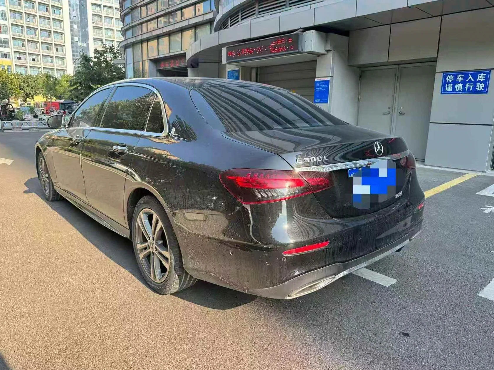 奔驰E 驾驶室