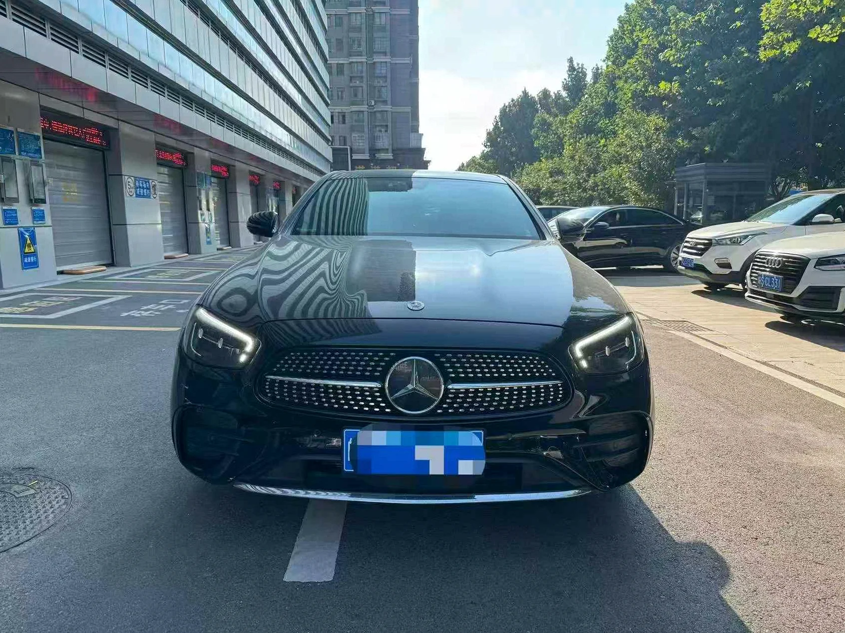 奔驰E 正面外观二