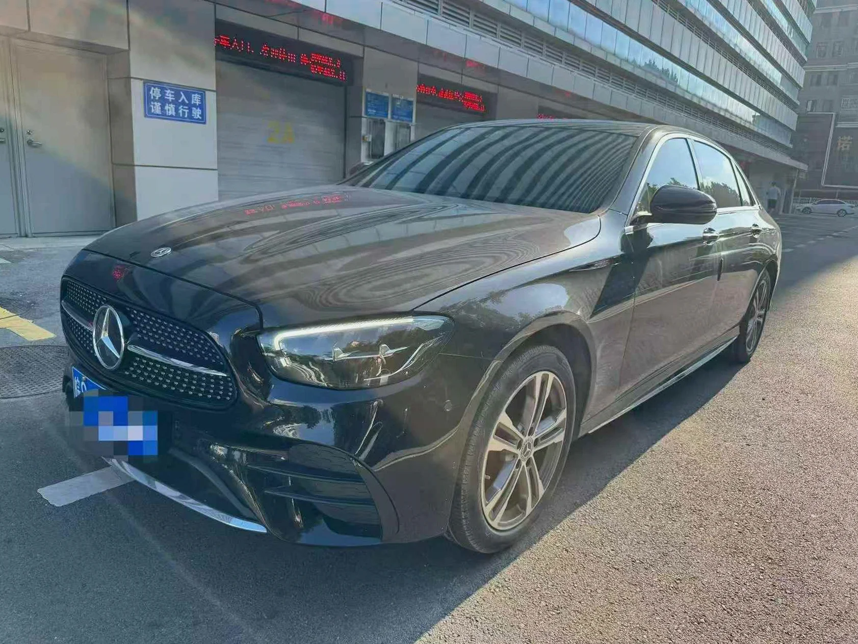 奔驰E 正面外观三