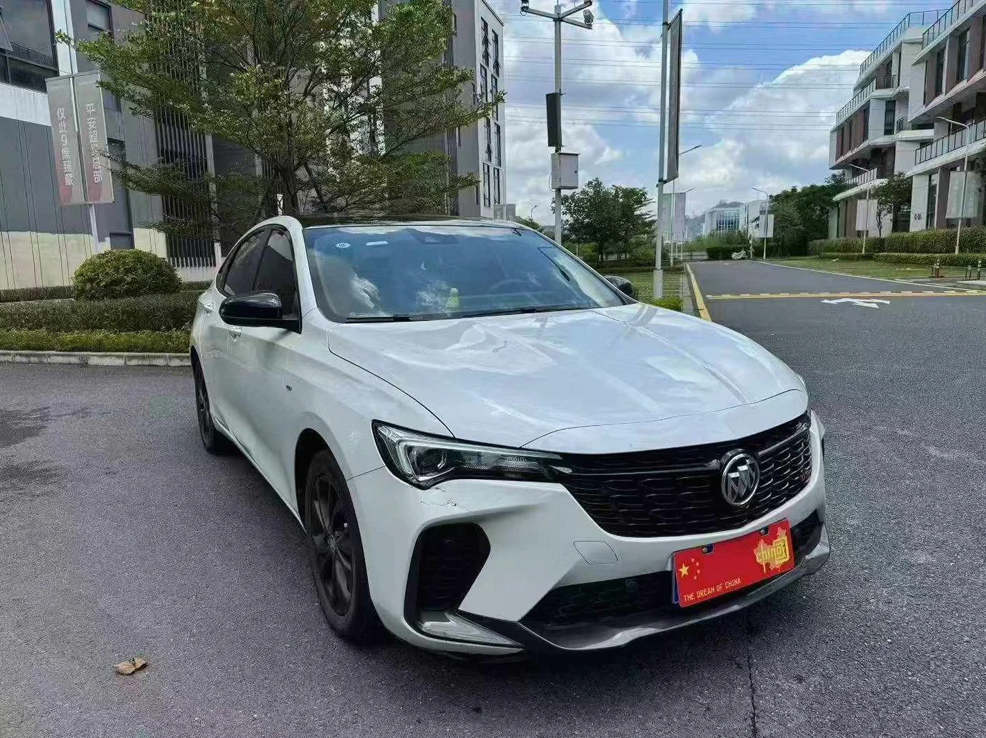 别克威朗 正面外观三