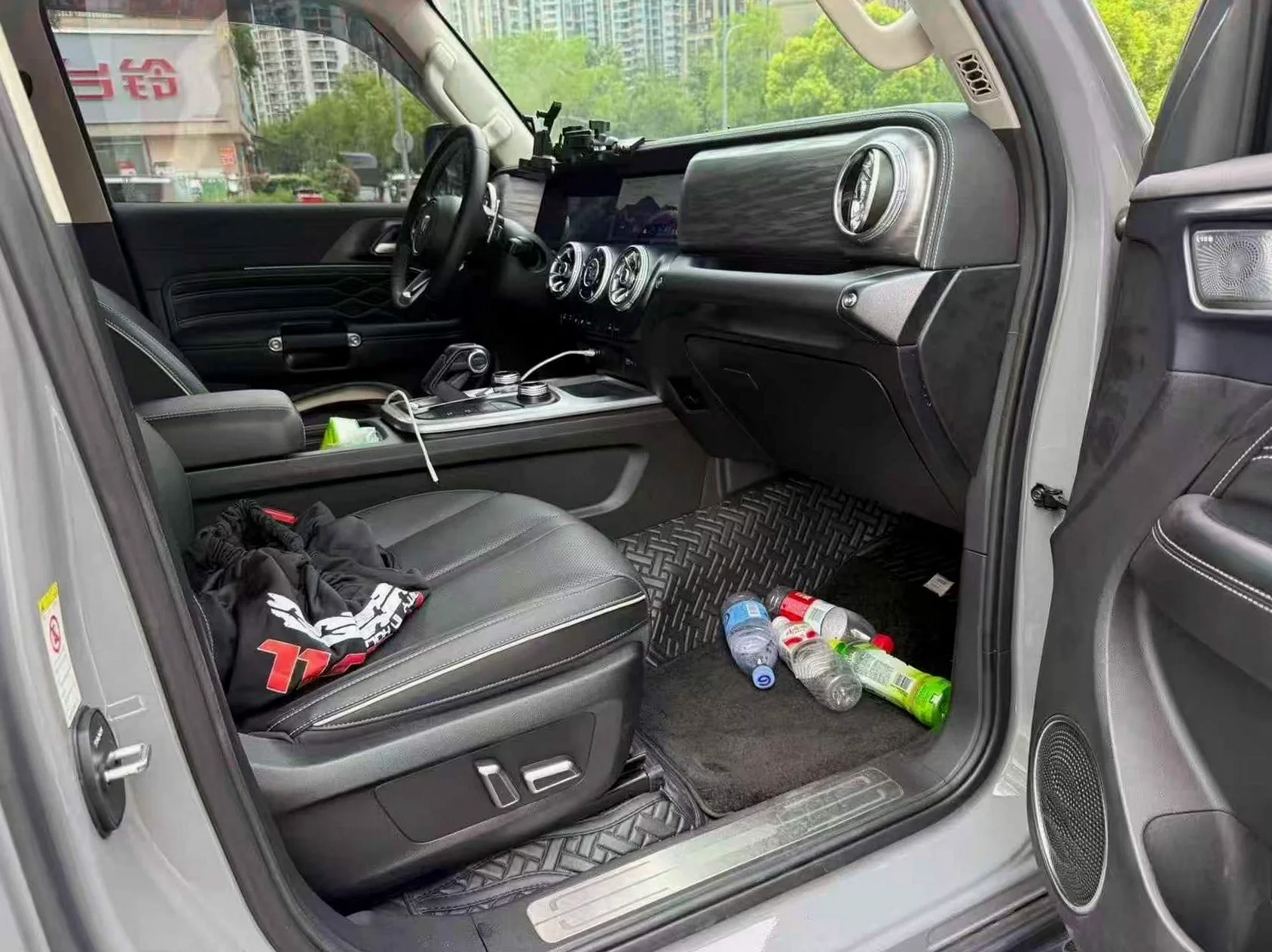 长城汽车300 后面外观一
