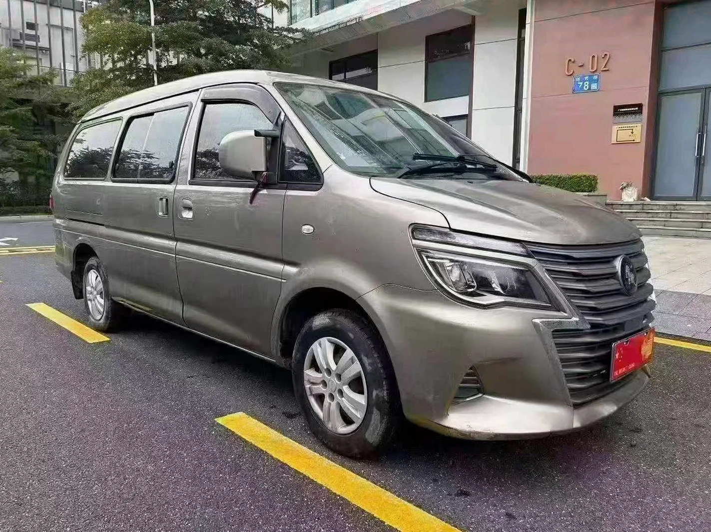 东风菱智 正面外观三