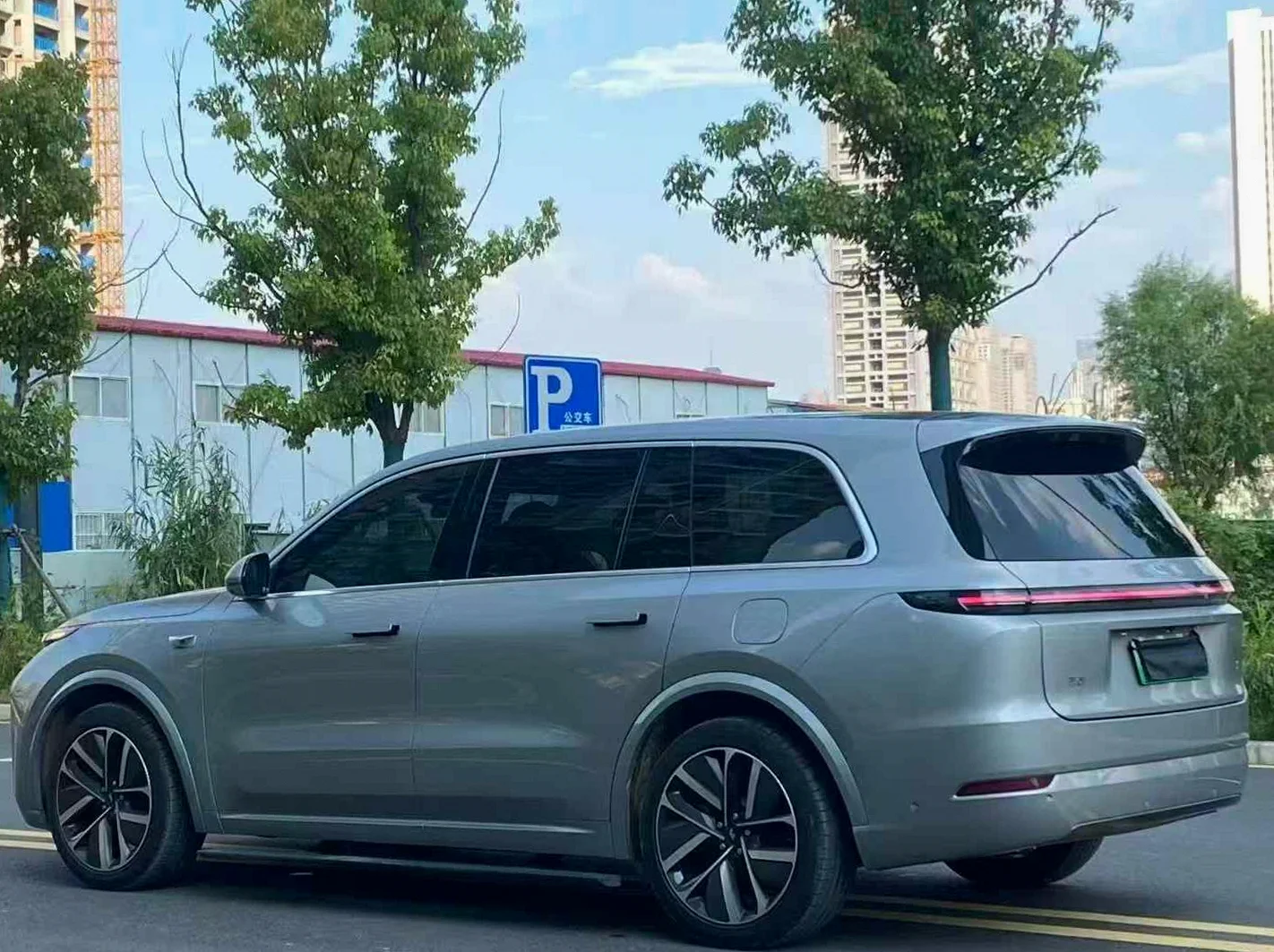 理想L9 后面外观一