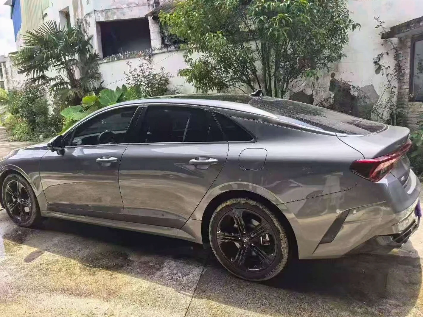 起亚K5凯酷 后面外观二