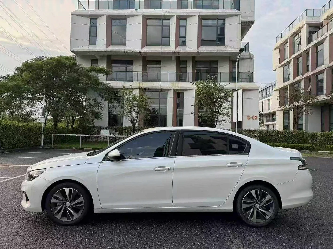 标致408 后面外观一