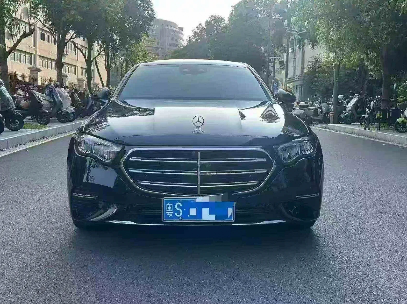 奔驰E 正面外观二