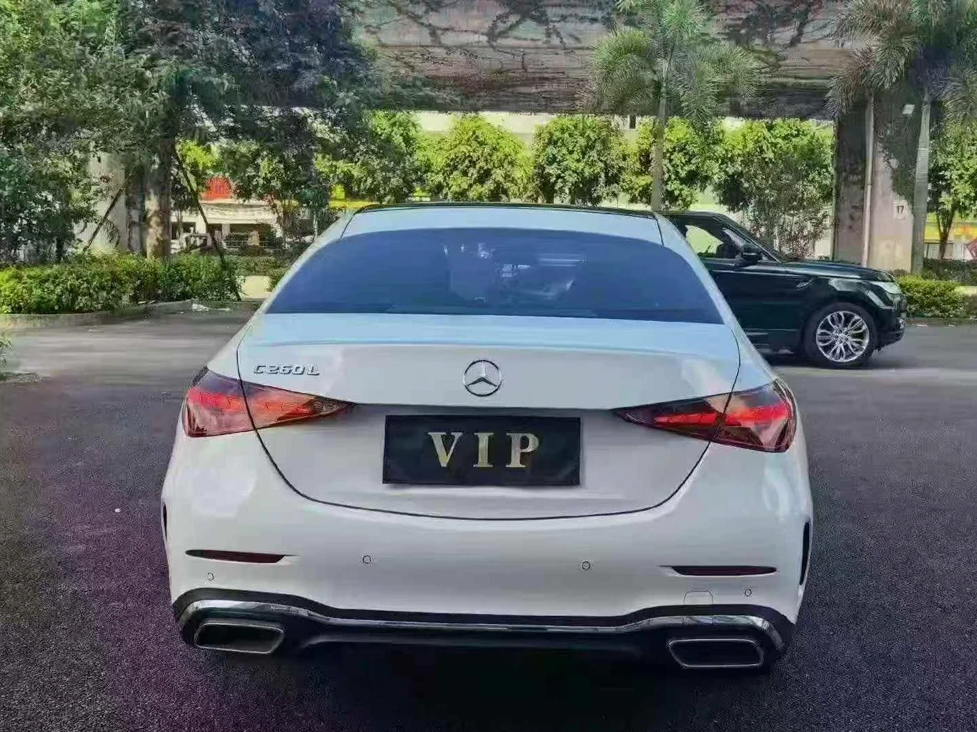 奔驰C 后面外观一