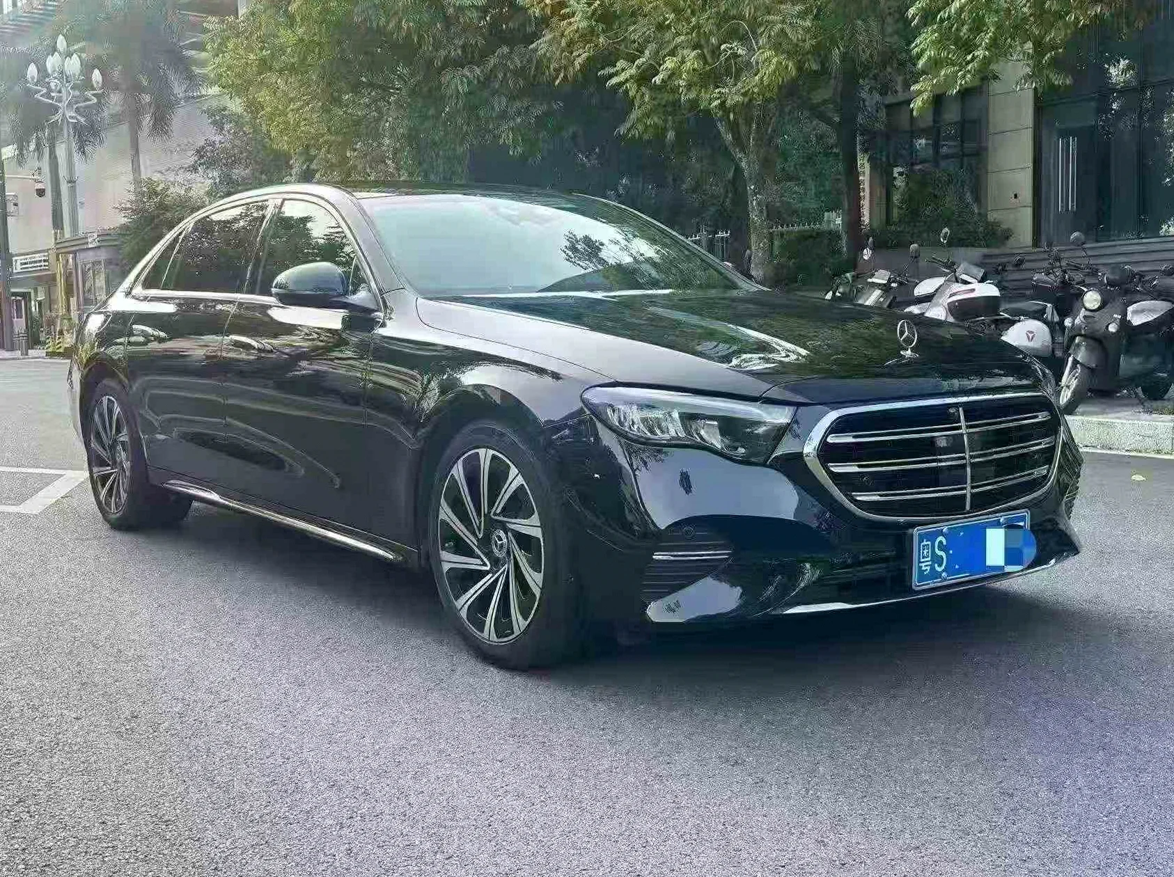 奔驰E 正面外观三
