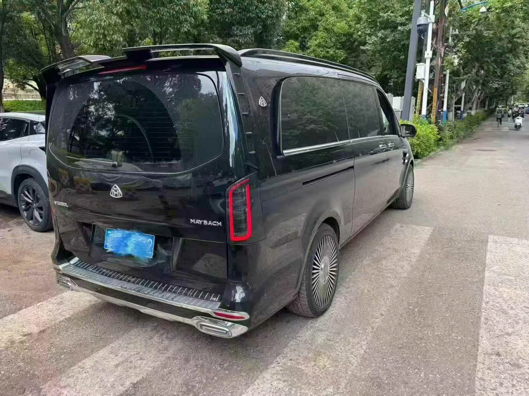 奔驰威霆 后面外观一