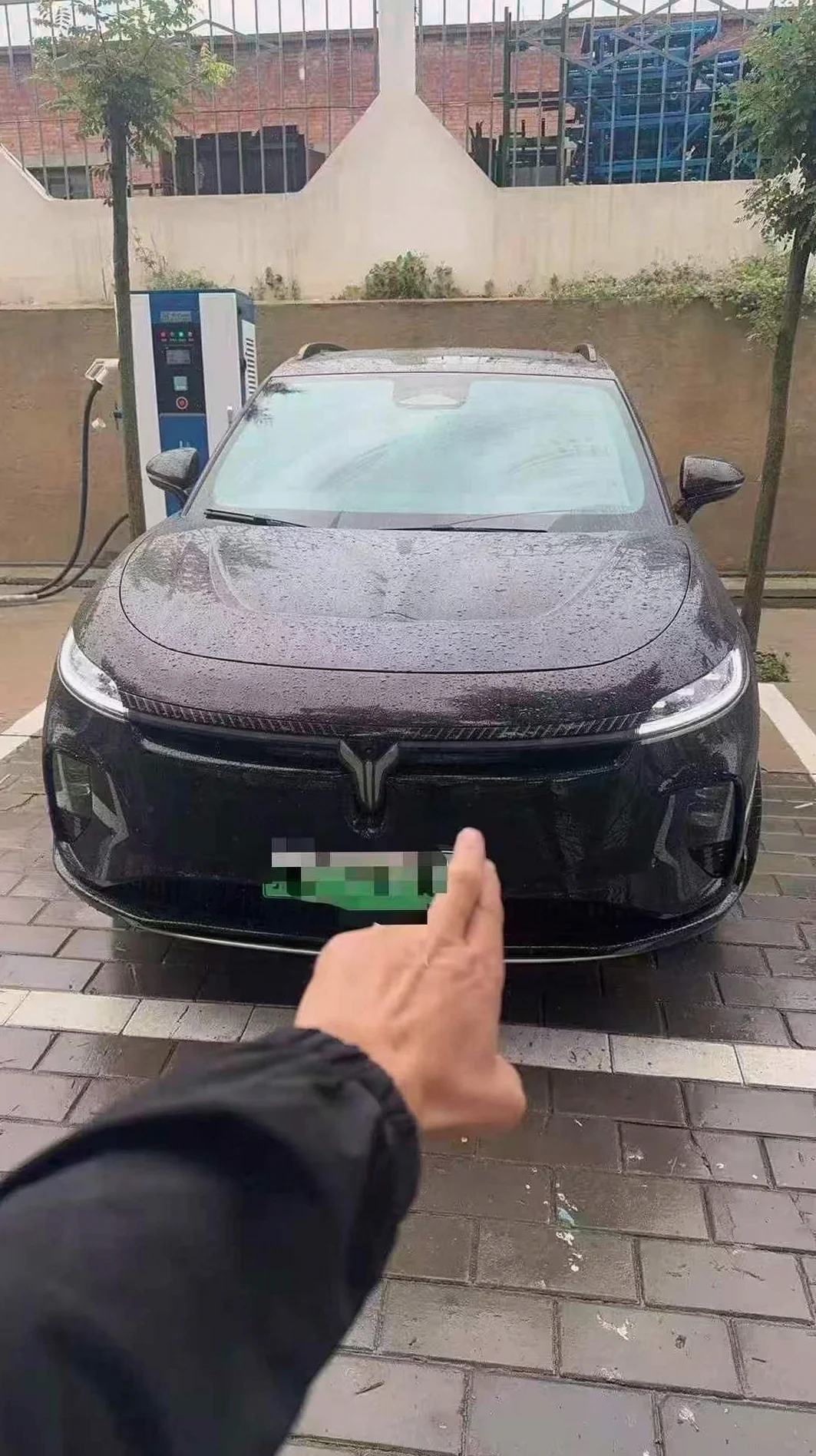岚图汽车知音 正面外观二
