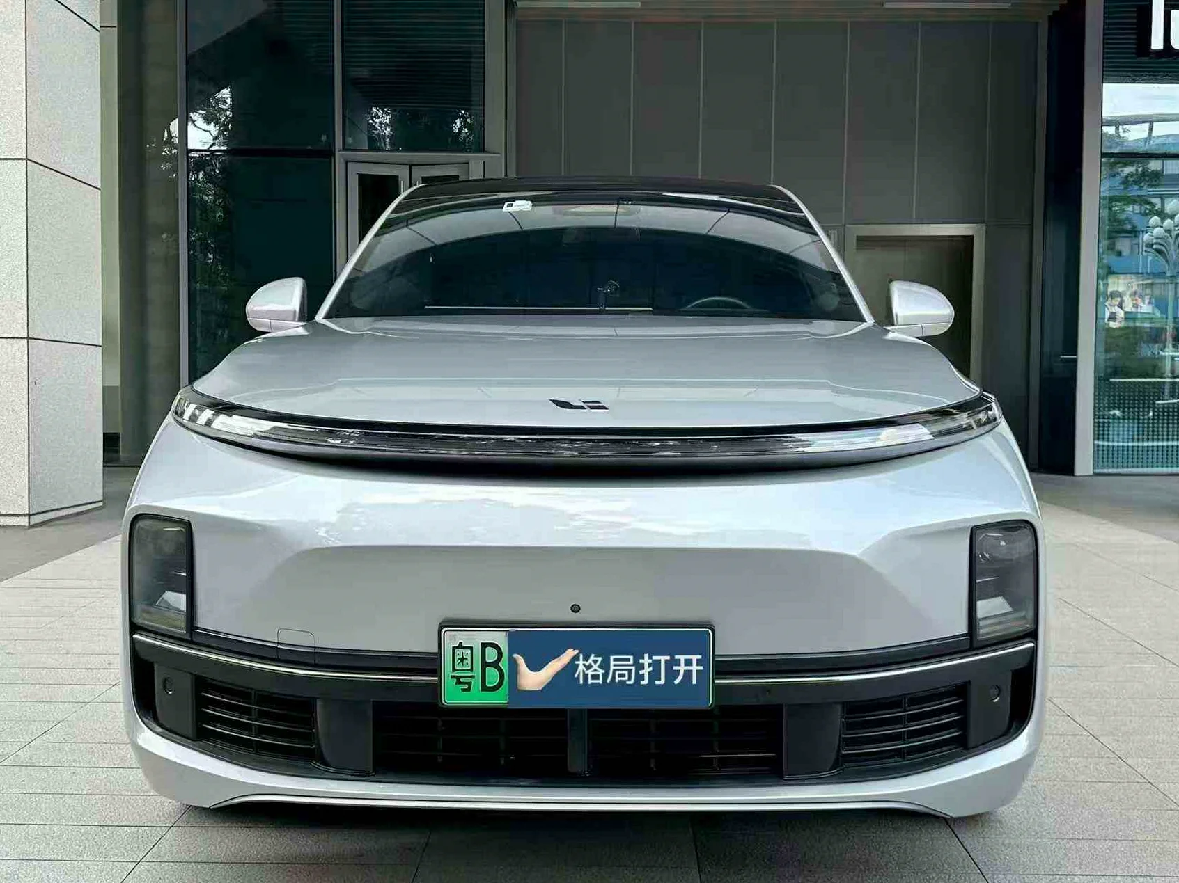 理想L8 正面外观二