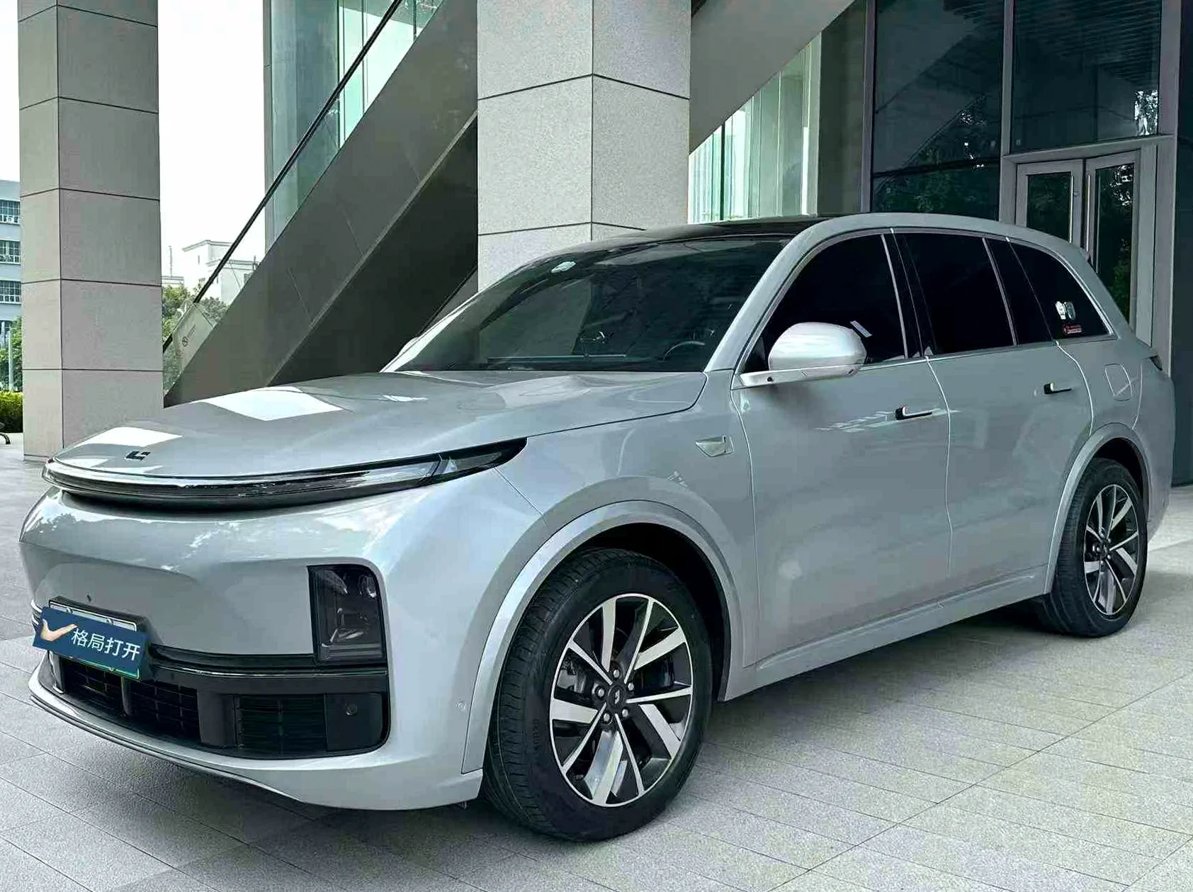 理想L8 正面外观三