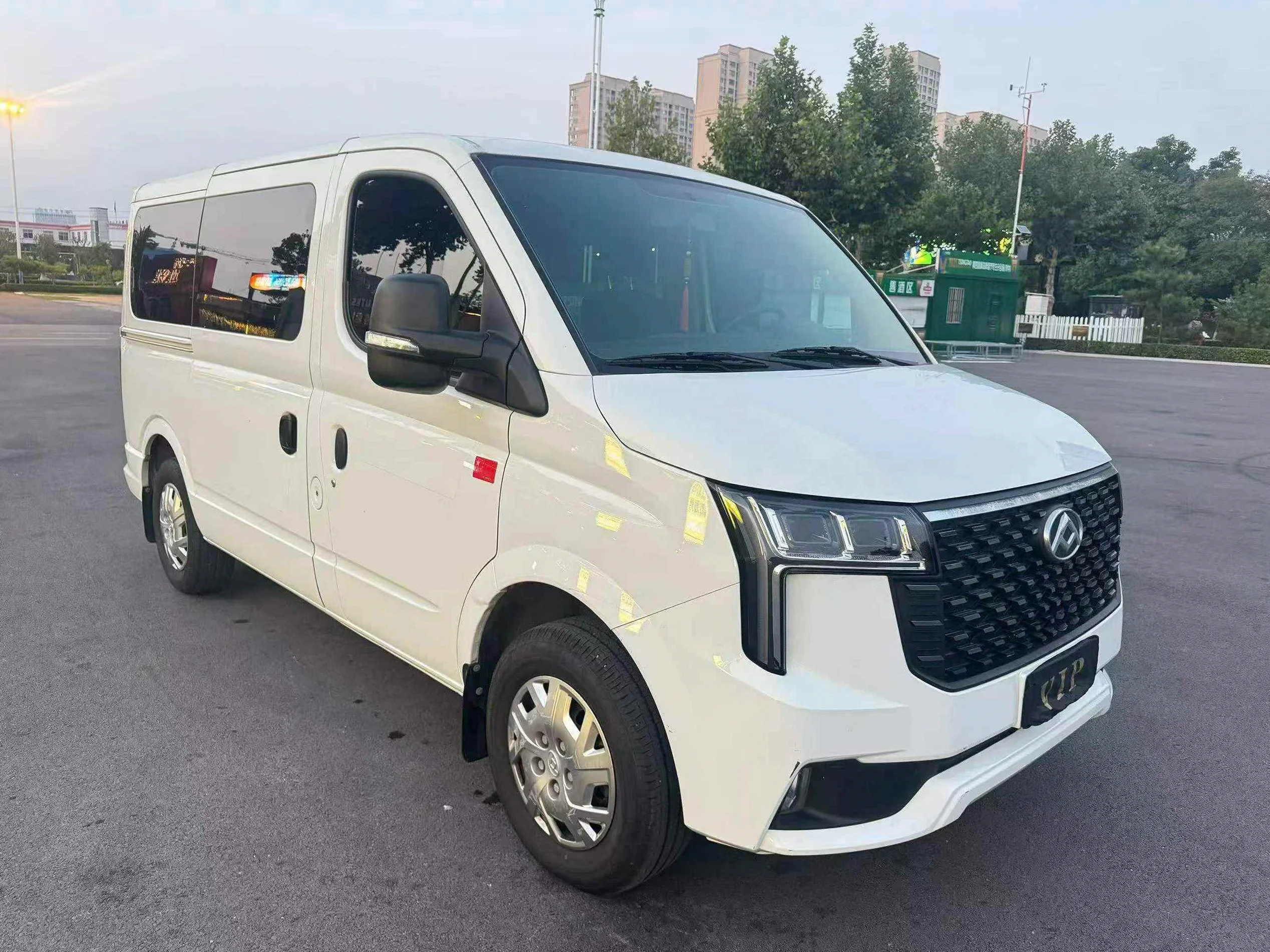 大通V80 正面外观三