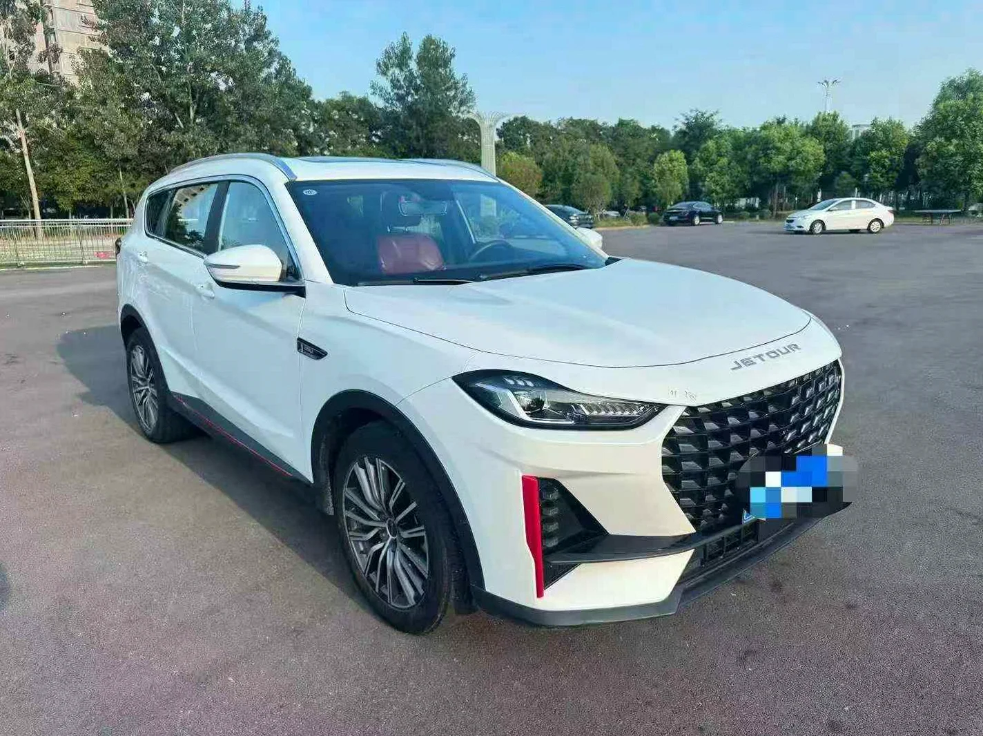 奇瑞X70 正面外观三