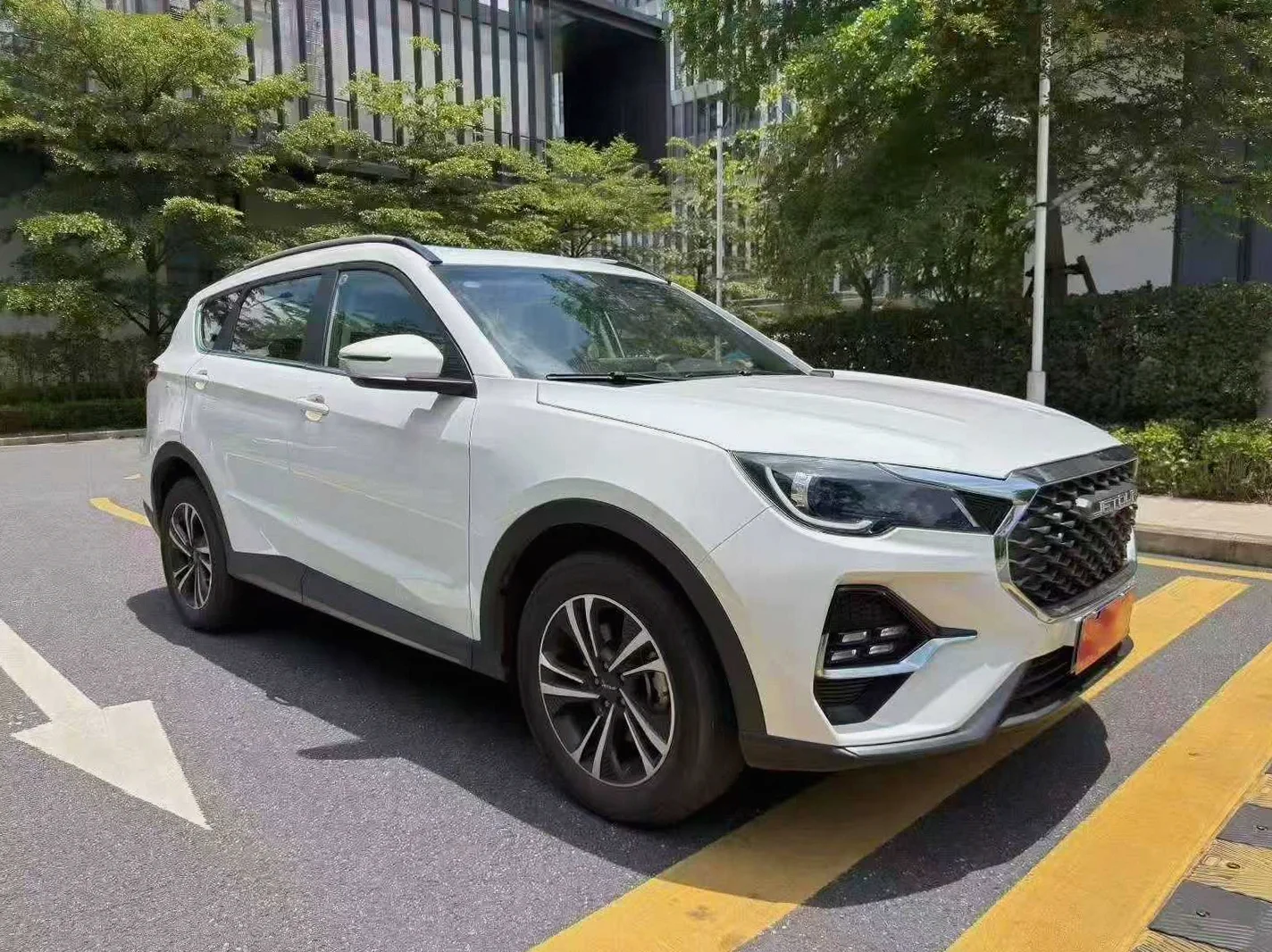 奇瑞X70 正面外观三