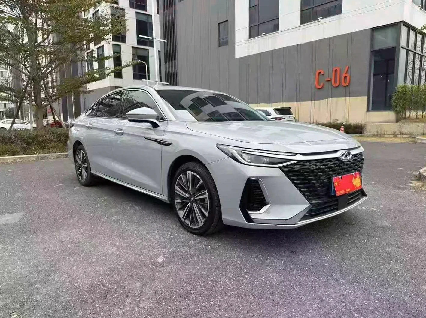 奔驰E 正面外观三