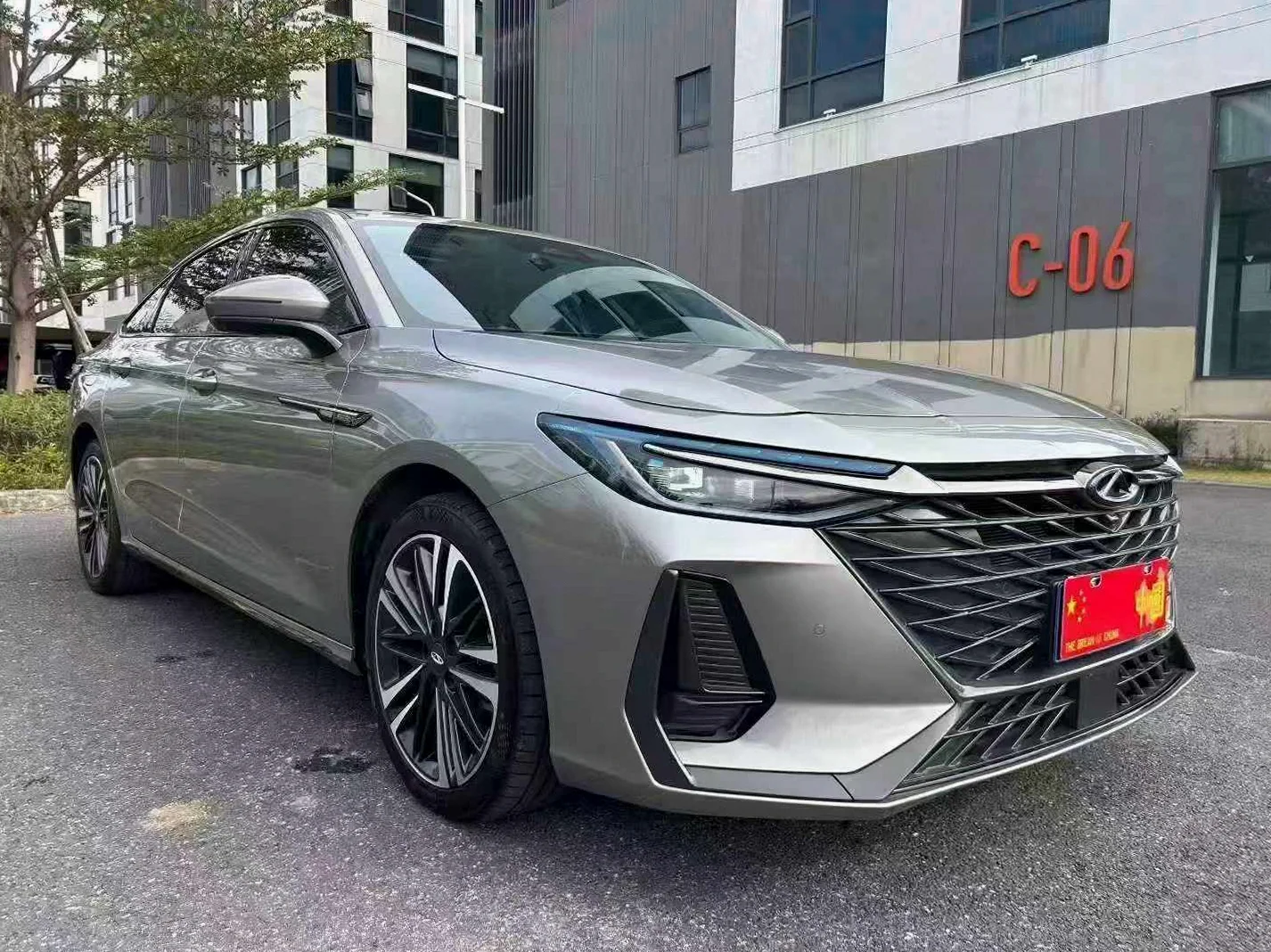 奔驰E 正面外观三