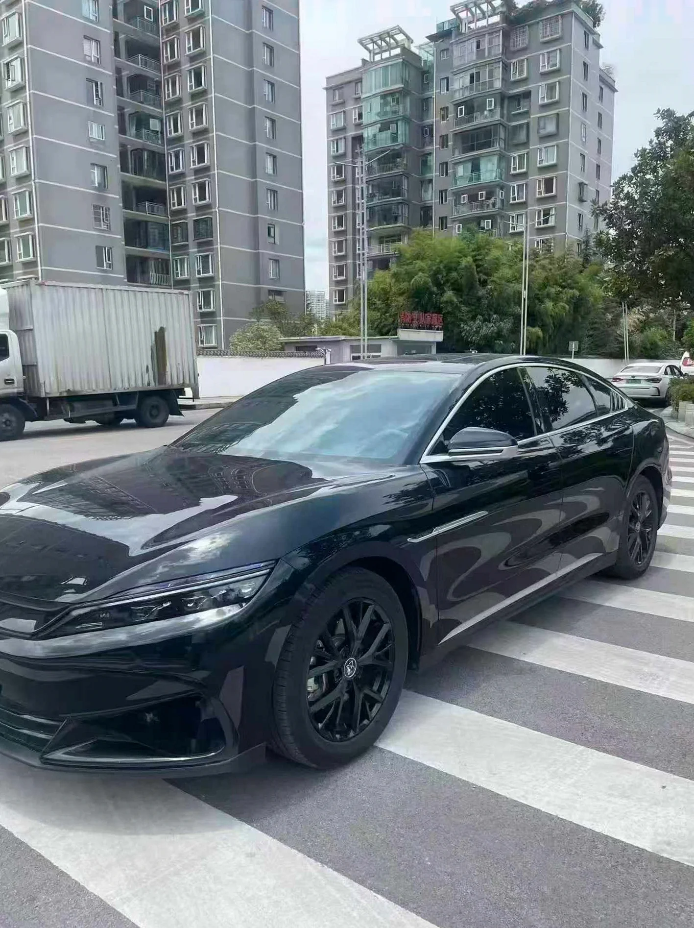 比亚迪汉 正面外观三