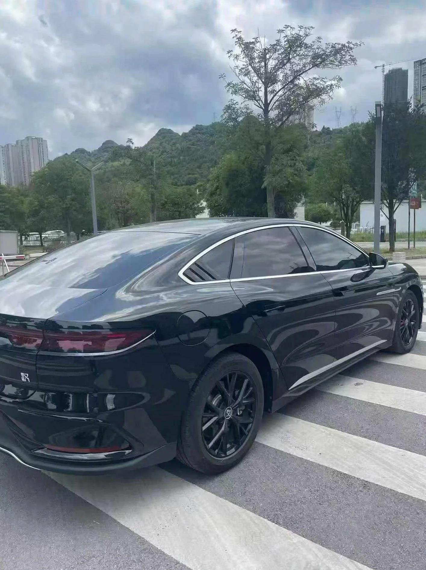比亚迪汉 后面外观三
