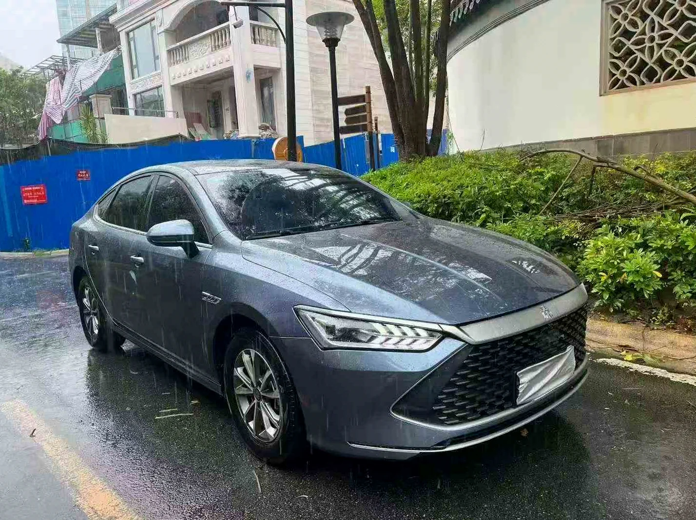 比亚迪秦 正面外观三