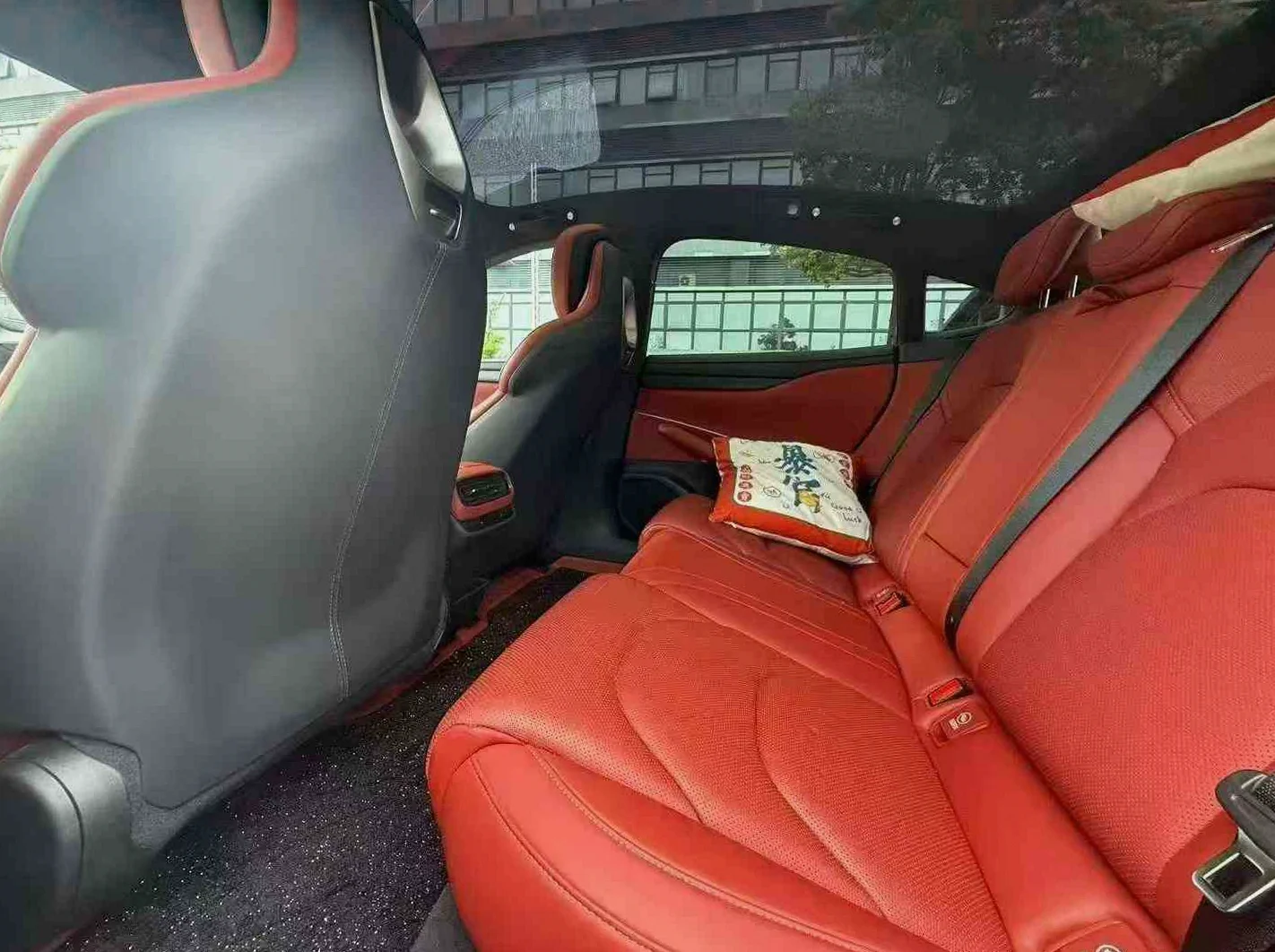小米SU7 后面外观三
