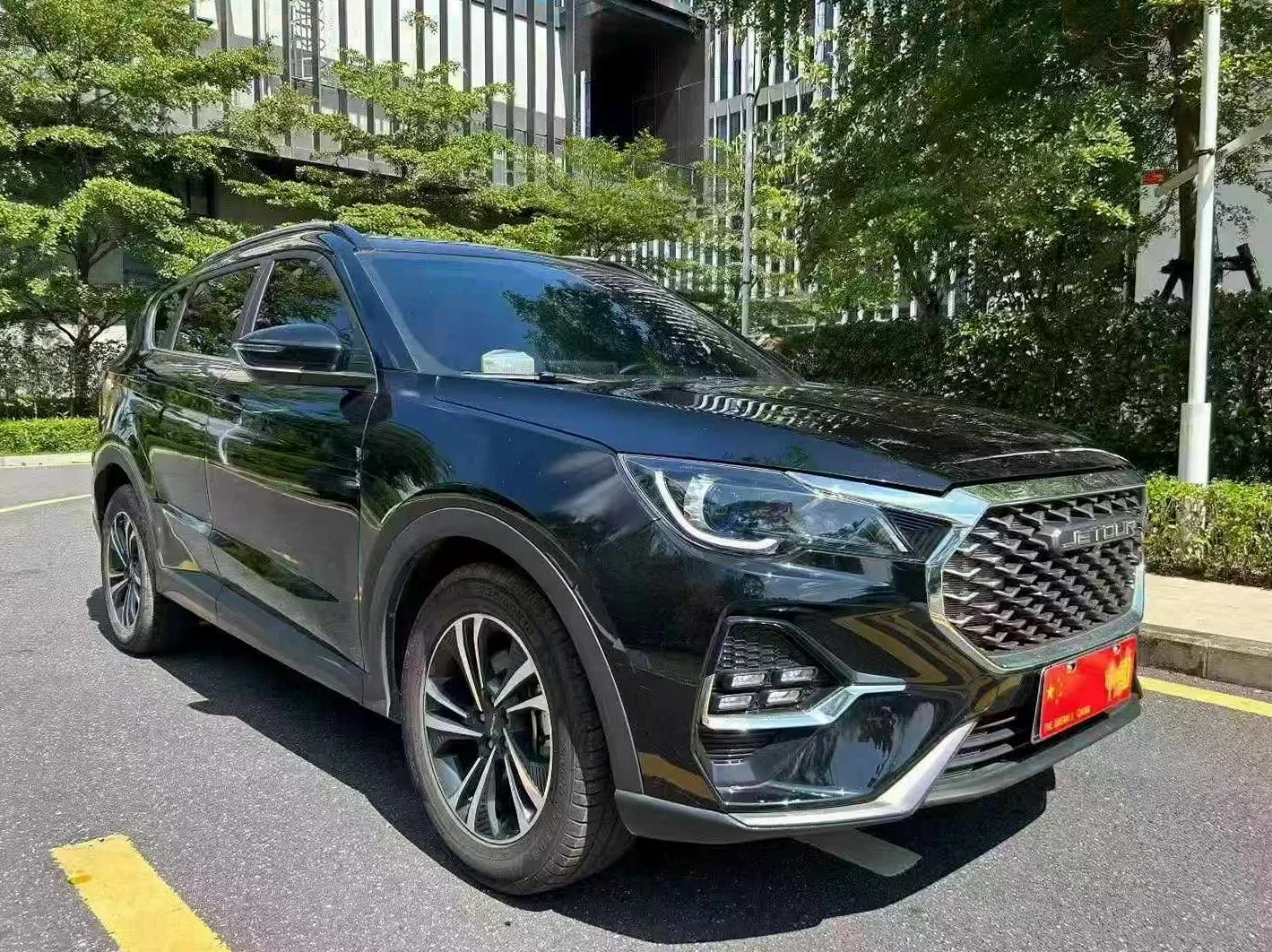 奇瑞X70 正面外观三