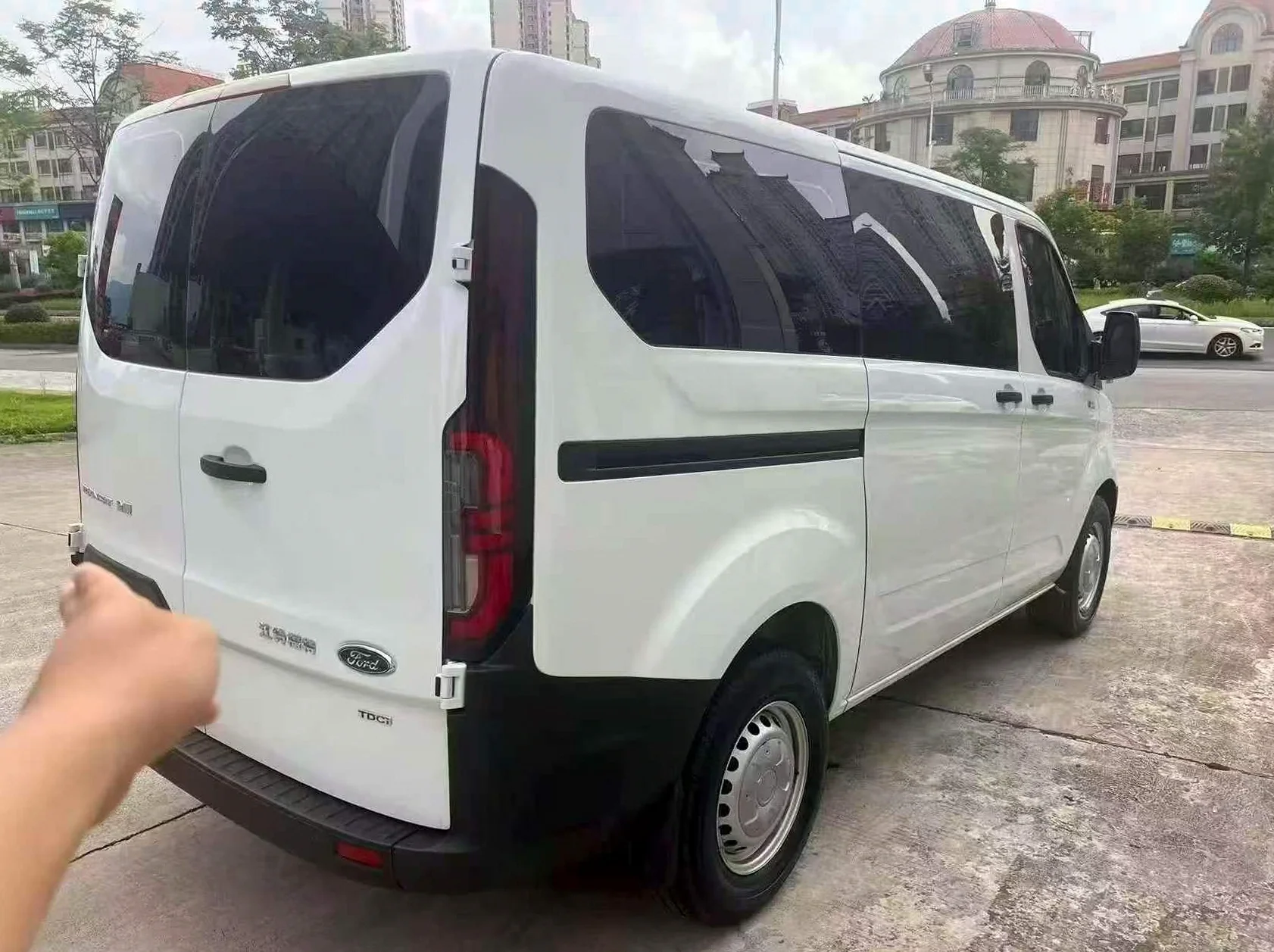 福特全顺 后面外观一