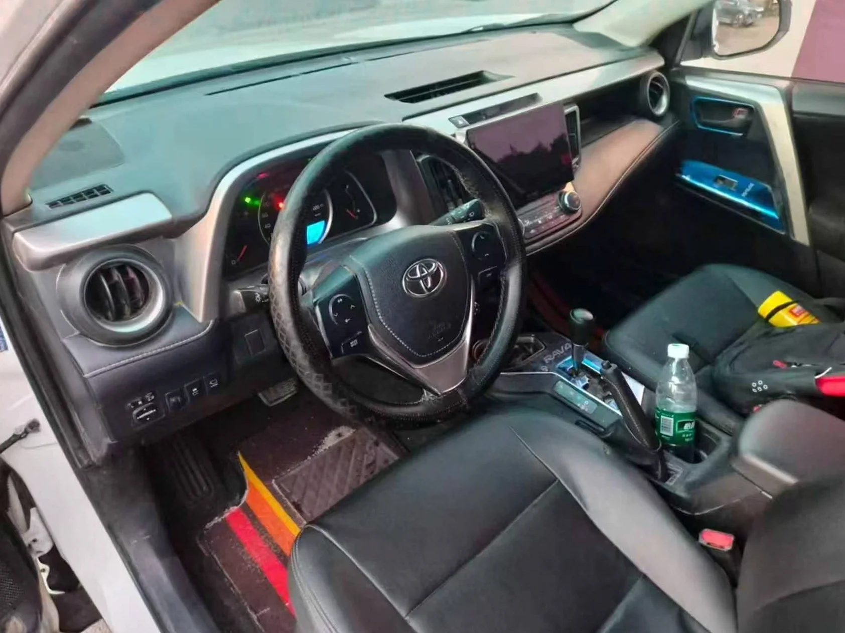 丰田RAV4荣放 内饰前排