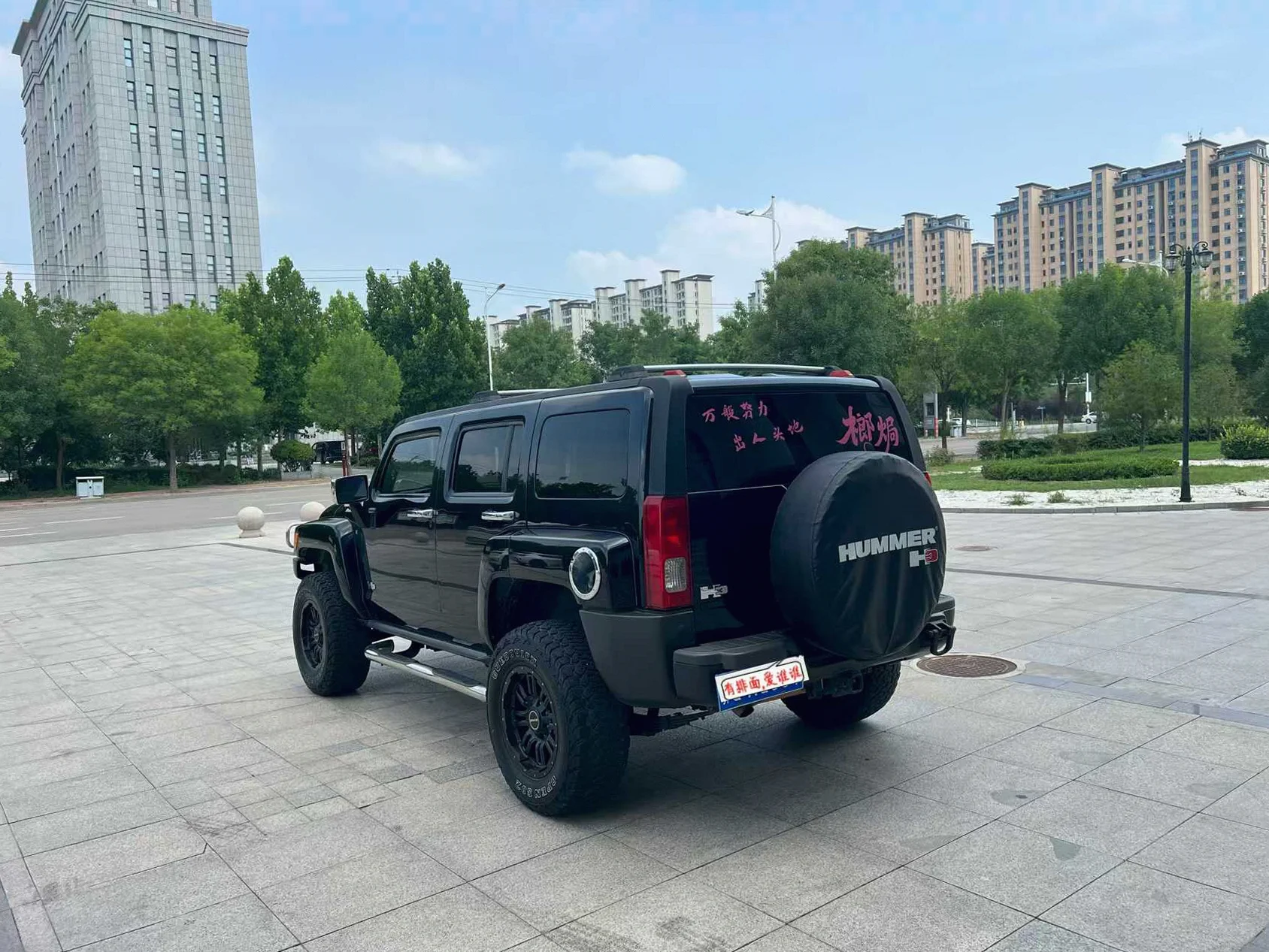 悍马H3 后面外观二