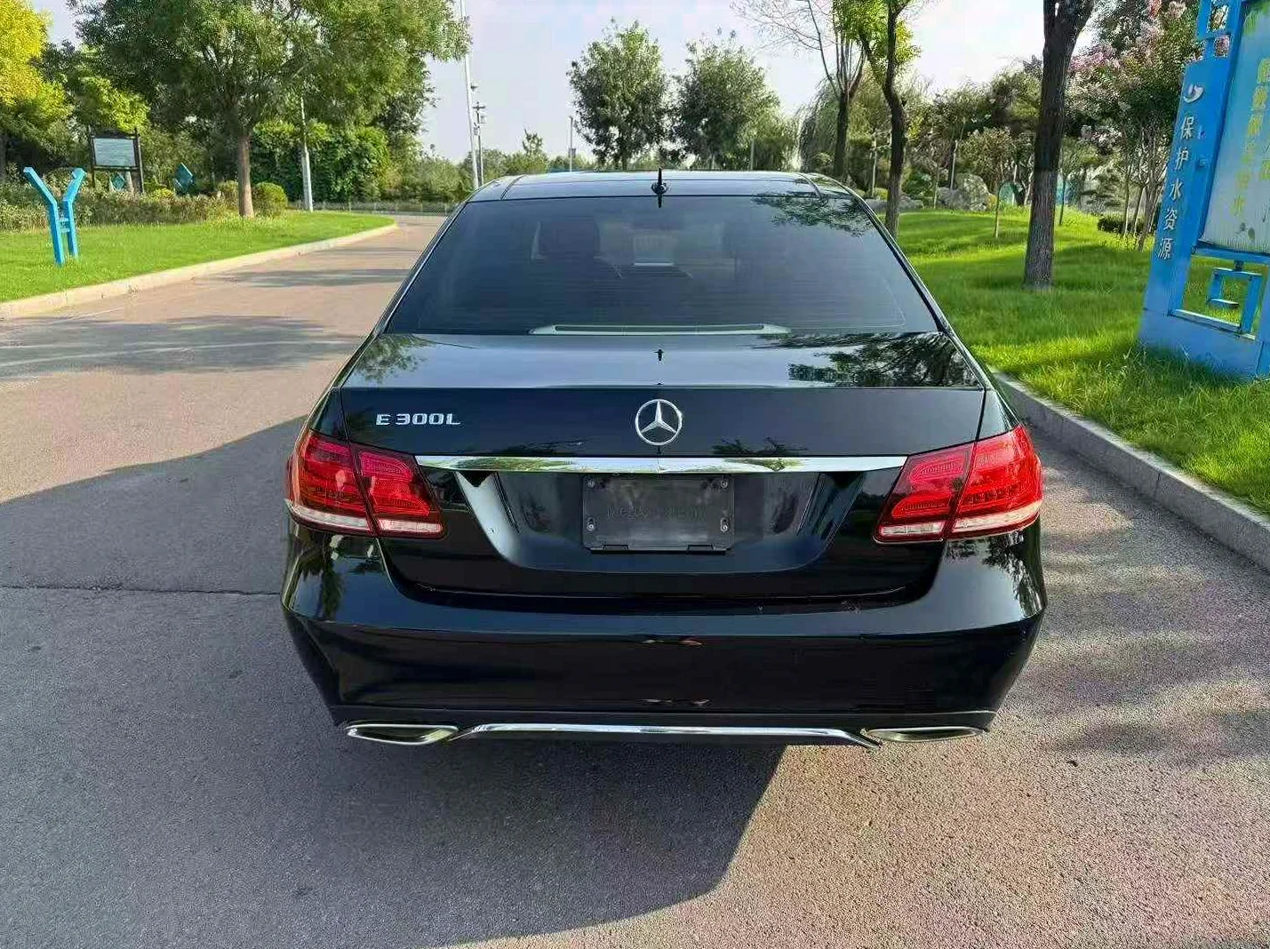 奔驰E 后面外观一