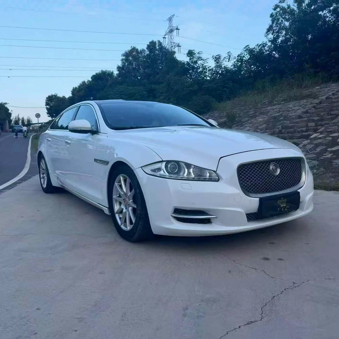 捷豹XJL 正面外观三
