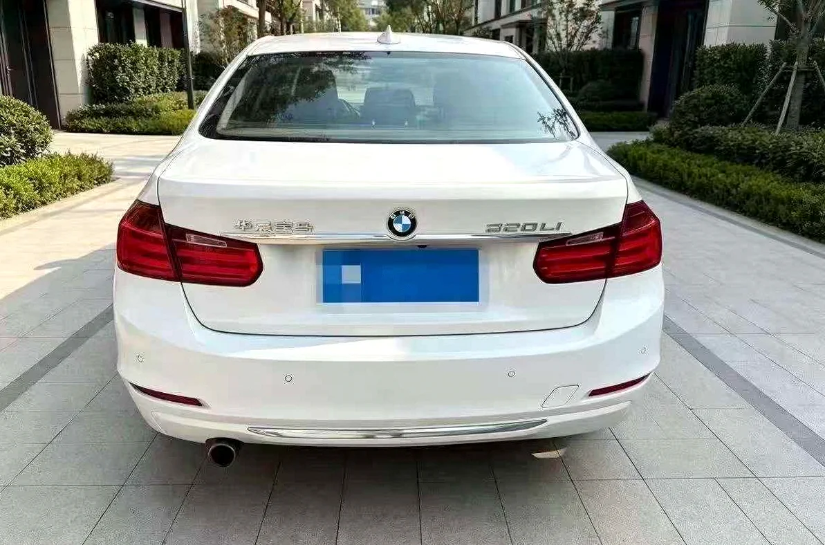 宝马3系 后面外观一