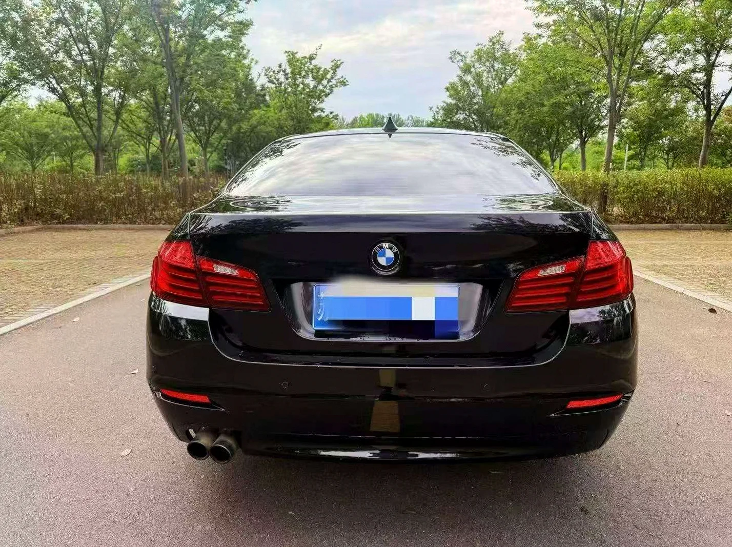 宝马5系 后面外观一