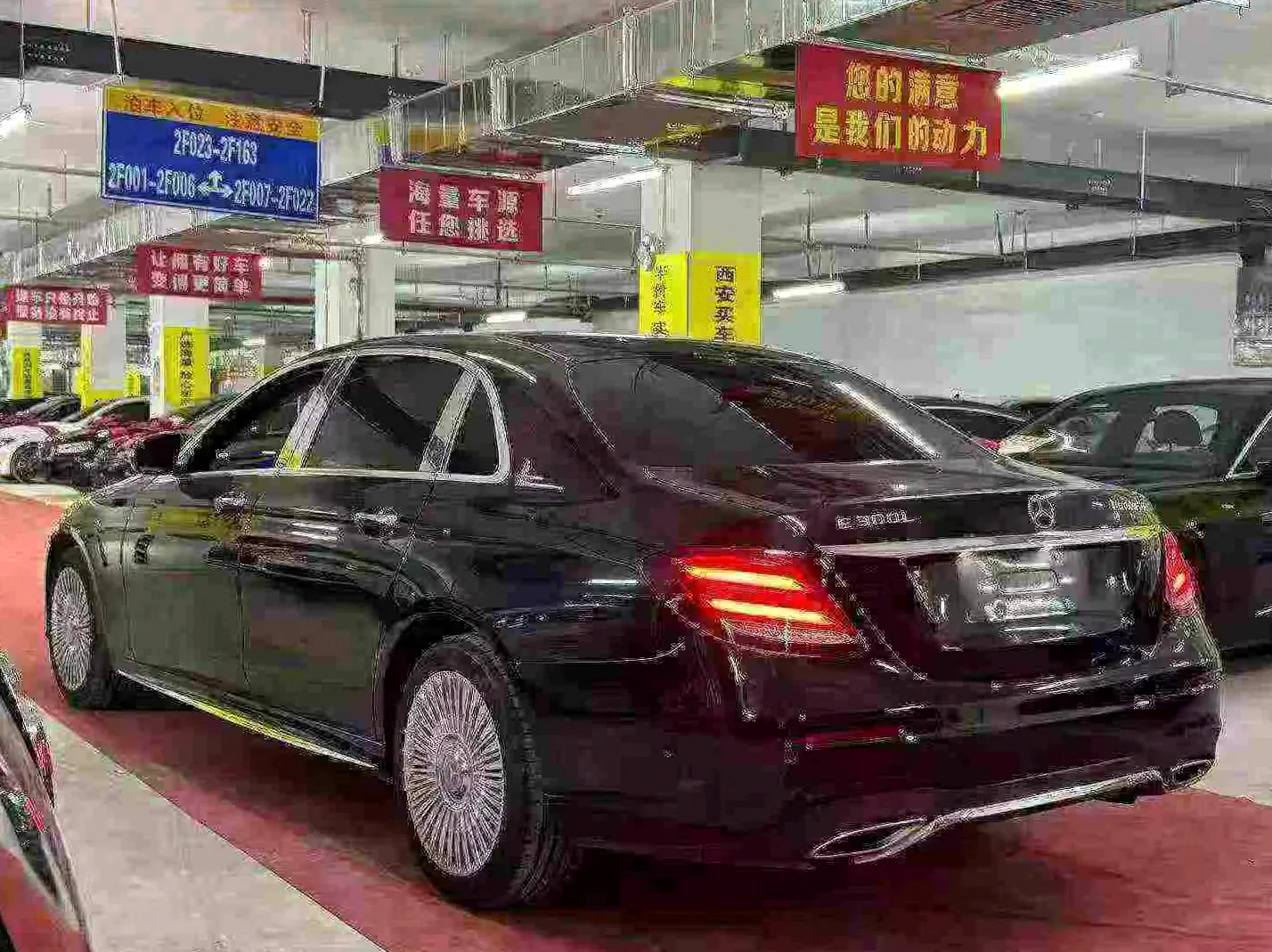 奔驰E 内饰前排