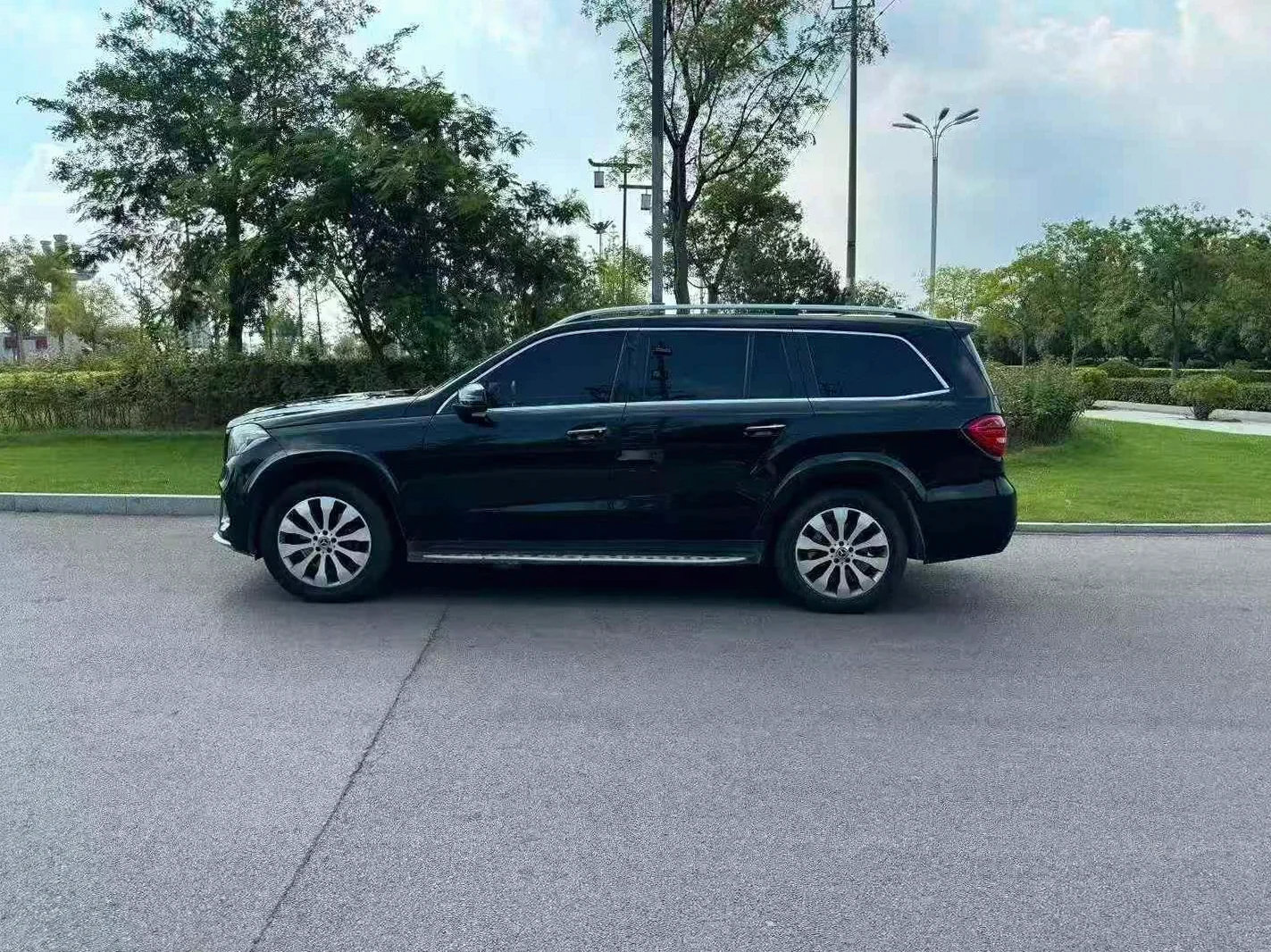 奔驰GLS 后面外观三