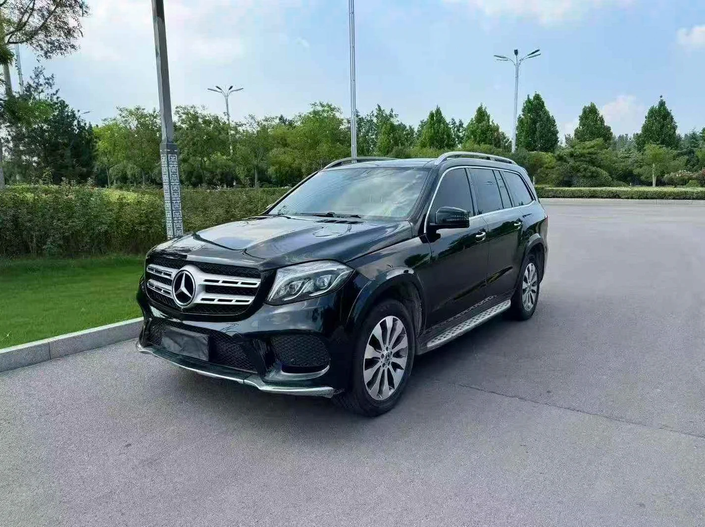 奔驰GLS 正面外观三