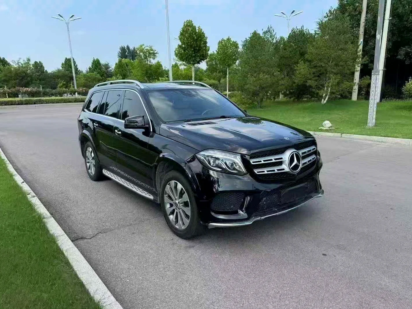 奔驰GLS 正面外观二