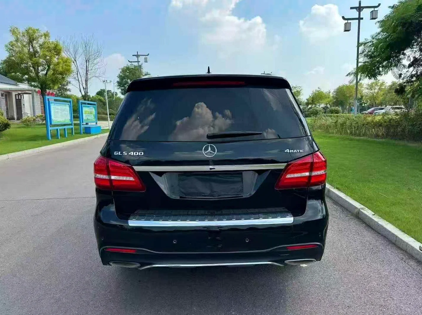 奔驰GLS 后面外观一