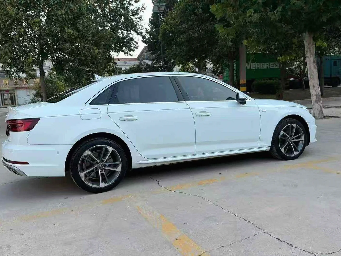 奥迪A4L 后面外观一
