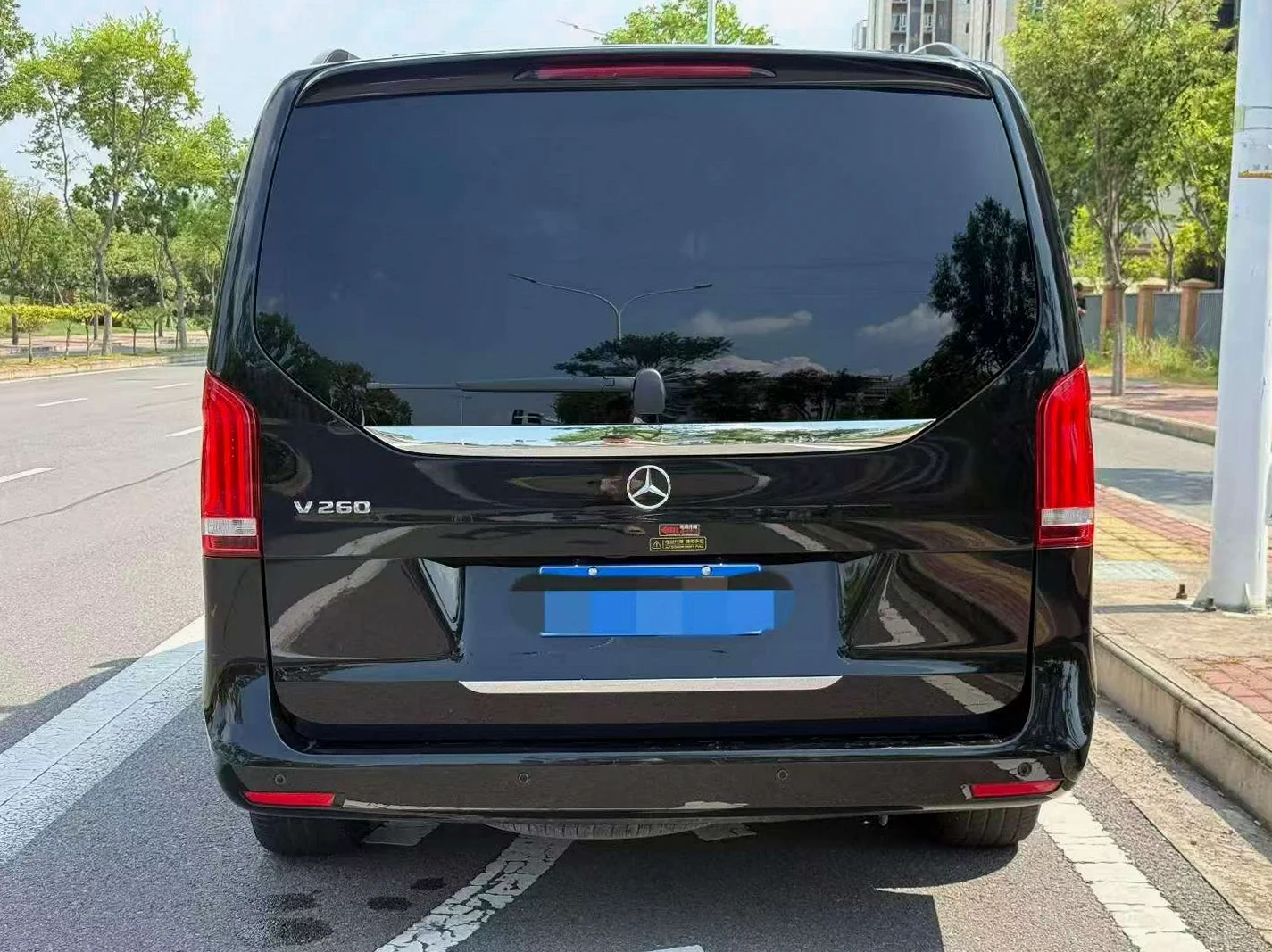 奔驰V 后面外观一