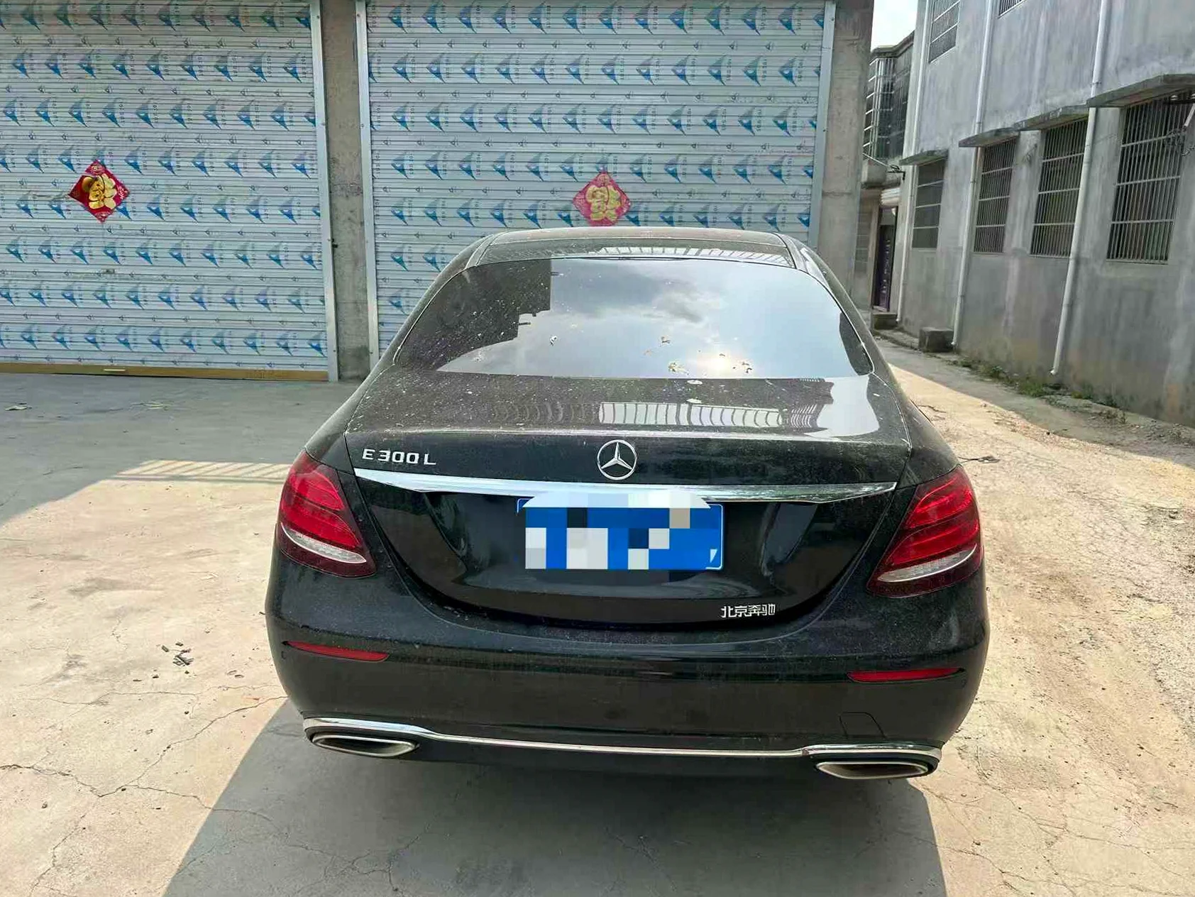 奔驰E 后面外观一