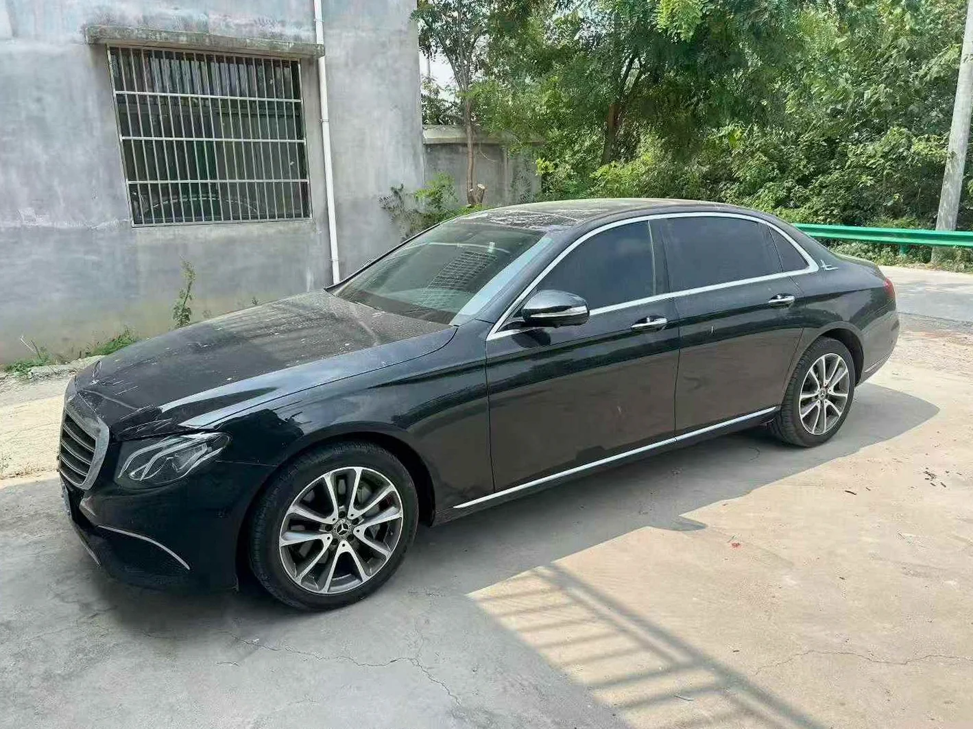 奔驰E 正面外观二