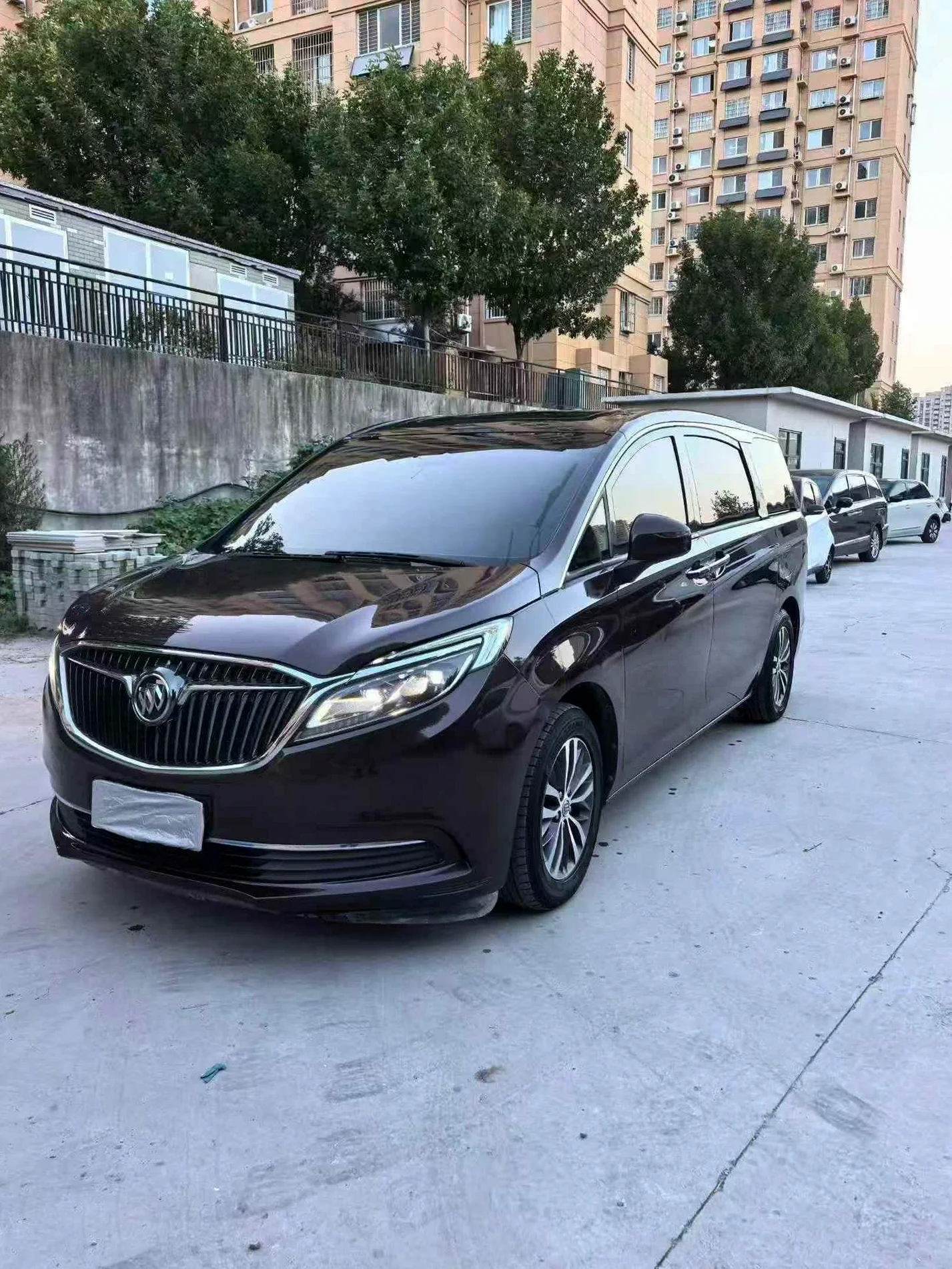 别克GL8 正面外观二