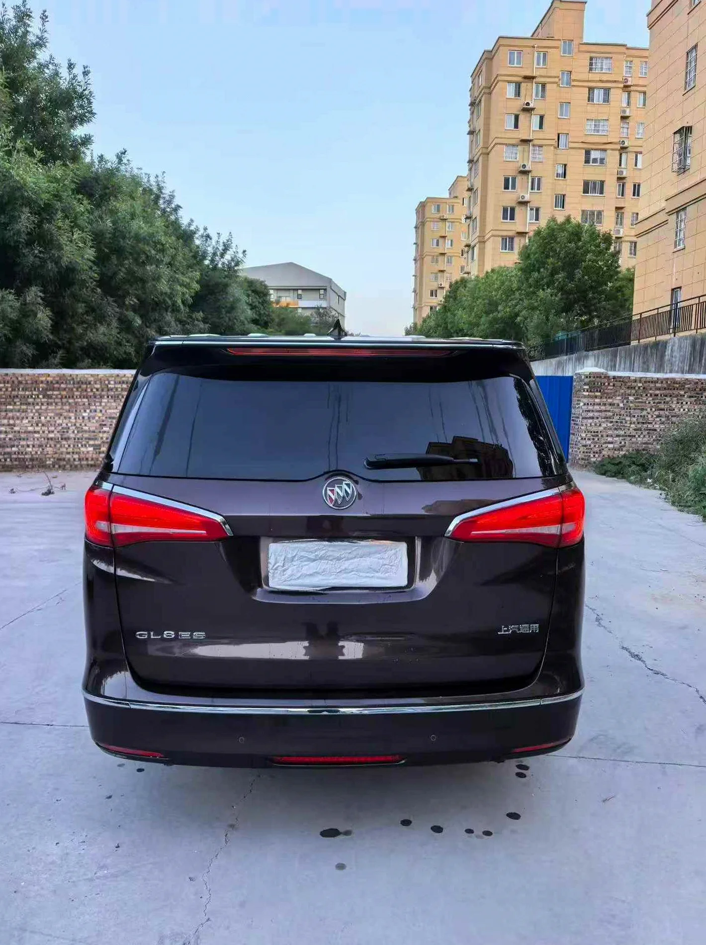 别克GL8 后面外观一