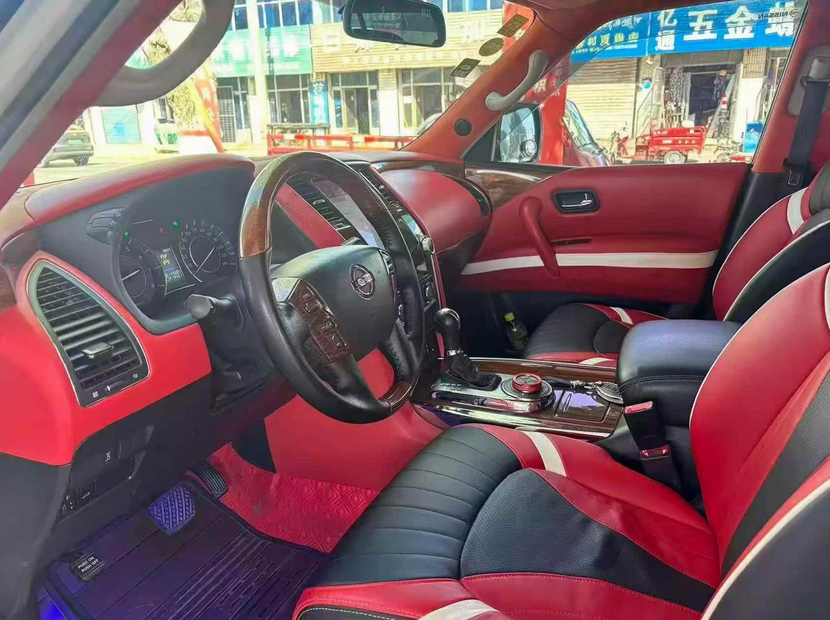 日产途乐 驾驶室